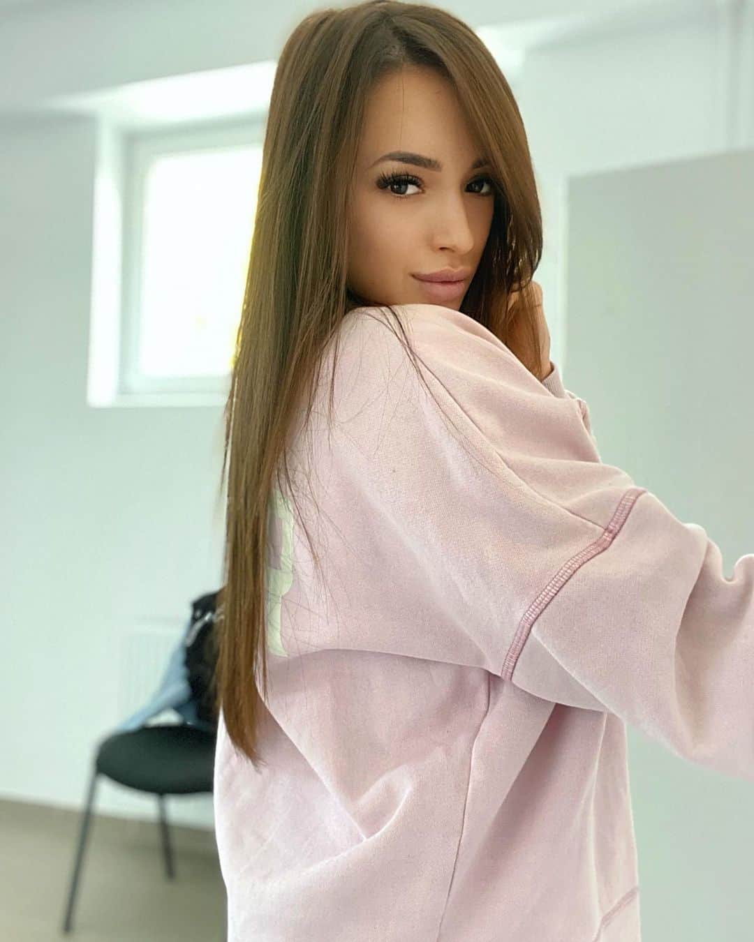 ラリサ・ヨルダケのインスタグラム：「Once you stop looking, things find you.💓」