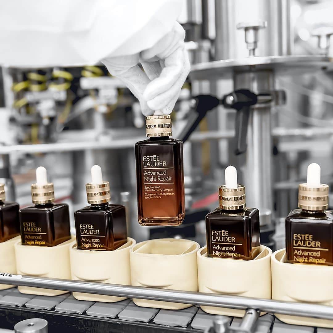 のインスタグラム：「The magic of science 🥼✨ Nothing up our sleeves, just perfectly hydrated, moisture-rich, radiant skin. With just one dropper of NEW #AdvancedNightRepair face serum, 90% of women said their skin felt softer and smoother.*  *Consumer testing on 543 women.」