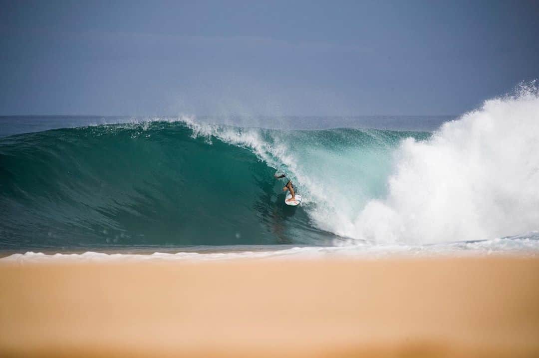 アドリアーノ・デ・ソウザのインスタグラム：「Beautifull angle from @brentbielmann showing how good Backdoor is 🌴 Mahalo for the shot bradda 🤙/ Que ângulo essa foto do Brent, o hawaii continua com seu studio natural 🤙」
