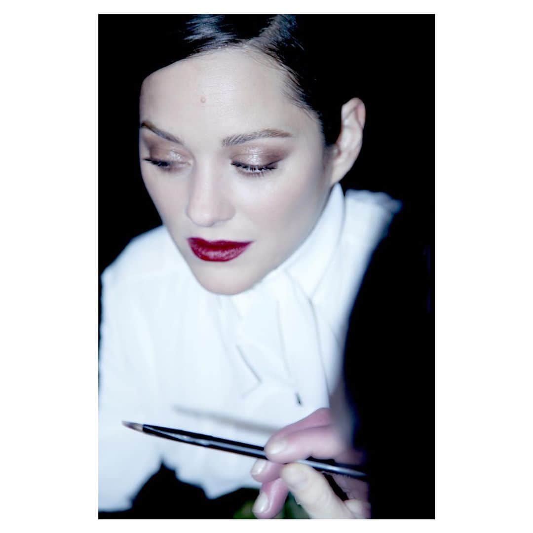 マリオン・コティヤールのインスタグラム：「New adventure 🖤🤍🖤 #N5 #CHANELFragrance @chanelofficial  📸 @eliottbliss」