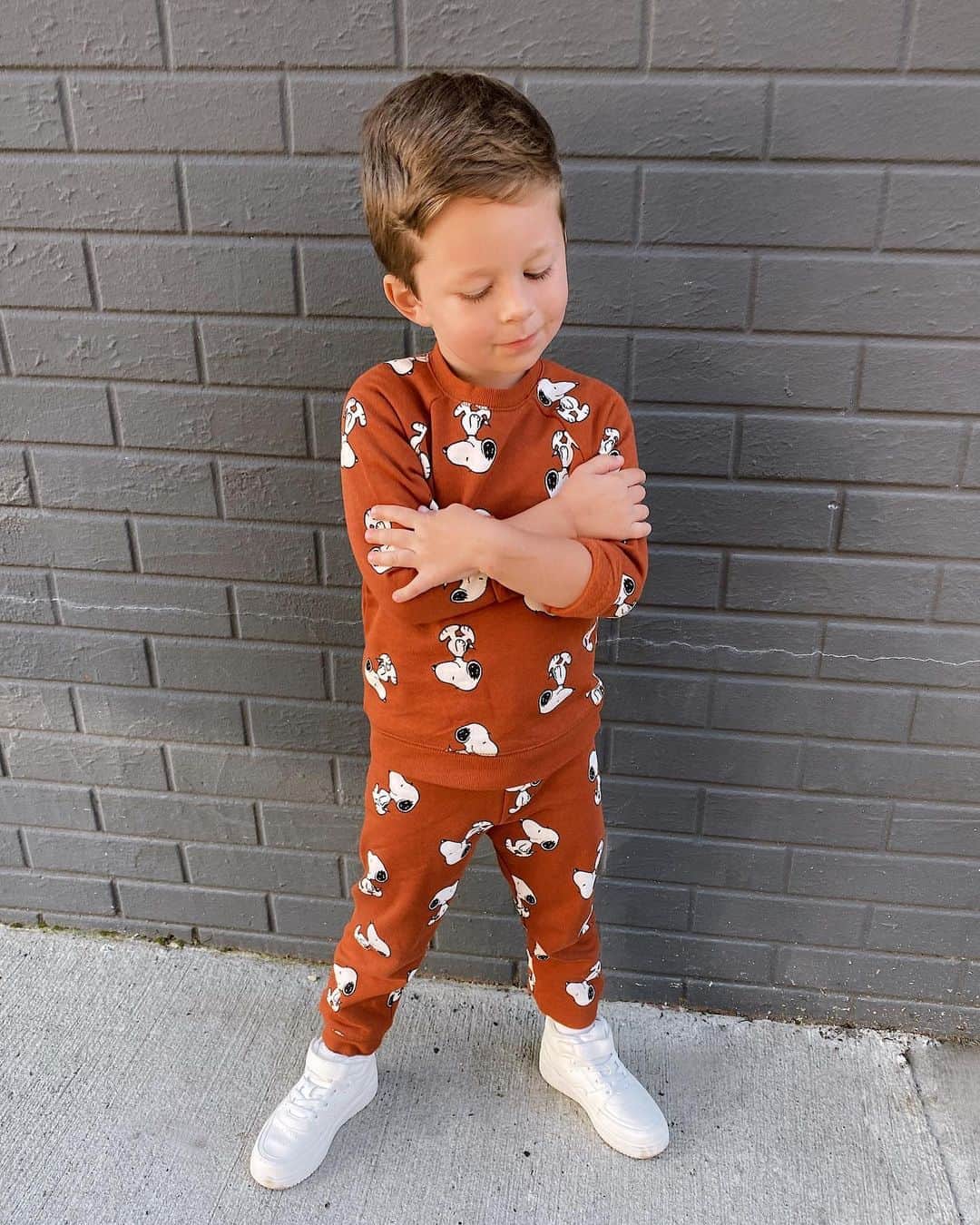 Helena Glazer Hodneさんのインスタグラム写真 - (Helena Glazer HodneInstagram)「Does your child pick out his or her own clothes or do you? Typically, Nate still lets me pick out his outfit, as long as it's comfortable. I got him a few sweatsuits from @hm, including this snoopy and a few halloween ones, and he's been so into them! As soon as we put this one on, he started strutting around, very much feelin' himself. Truly the cutest thing. #hmxme #HMLeague #ad」10月21日 2時18分 - brooklynblonde1