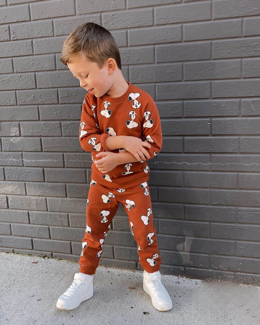 Helena Glazer Hodneのインスタグラム：「Does your child pick out his or her own clothes or do you? Typically, Nate still lets me pick out his outfit, as long as it's comfortable. I got him a few sweatsuits from @hm, including this snoopy and a few halloween ones, and he's been so into them! As soon as we put this one on, he started strutting around, very much feelin' himself. Truly the cutest thing. #hmxme #HMLeague #ad」