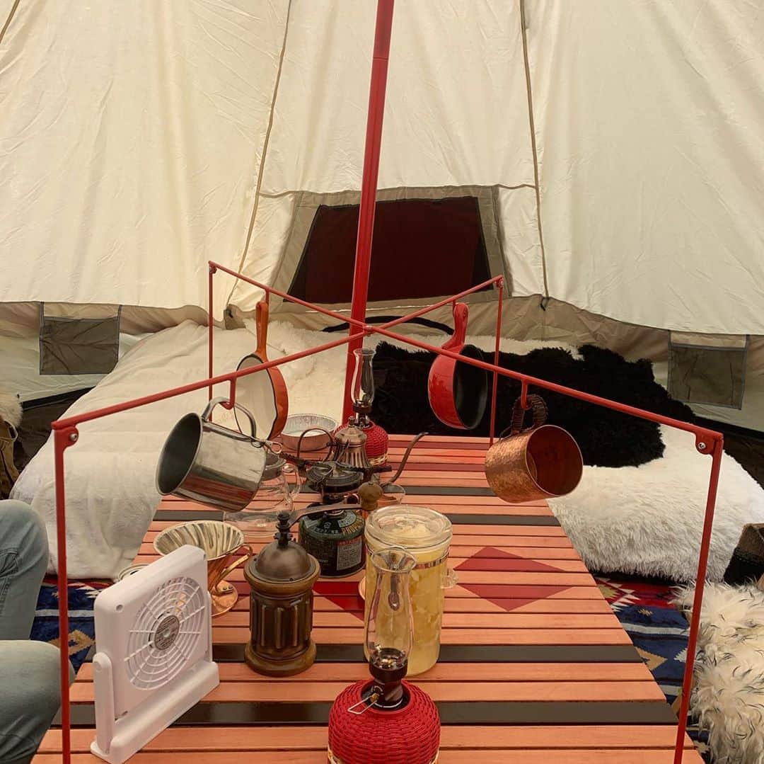 チアコマさんのインスタグラム写真 - (チアコマInstagram)「※最後までスワイプしてみて♡ヤバイの写ってます﻿ ﻿ ﻿ １１月に２回キャンプする予定❤︎﻿ そのうちの二回目は﻿ 女子だけキャンプ予定🏕﻿ またこの場所にいくか、﻿ 海キャンにするかまようなぁ、、﻿ ﻿ 新しいとこに行ってみたい欲もあって、、！﻿ びわ湖も行きたい！﻿ ﻿ ﻿ まだまだどこにいくか迷い中🤔﻿ キャンプ人気すぎてオートキャンプ場はどこもいっぱい（ ; ; ）﻿ ﻿ 関西で行きやすい場所で﻿ オススメ場所あれば教えてください♡﻿ ﻿ あした撮影やから﻿ はよ寝ないとww﻿ ﻿ おやすみ💤﻿ ﻿ #camping  #キャンプ #女子キャンパー #女子キャン #キャンプ女子 #山キャンプ #camp #キャンパー #キャンプ好きな人と繋がりたい #キャンプギア #campgear #初心者キャンパー #ゆるキャン」10月21日 2時13分 - chia_koma