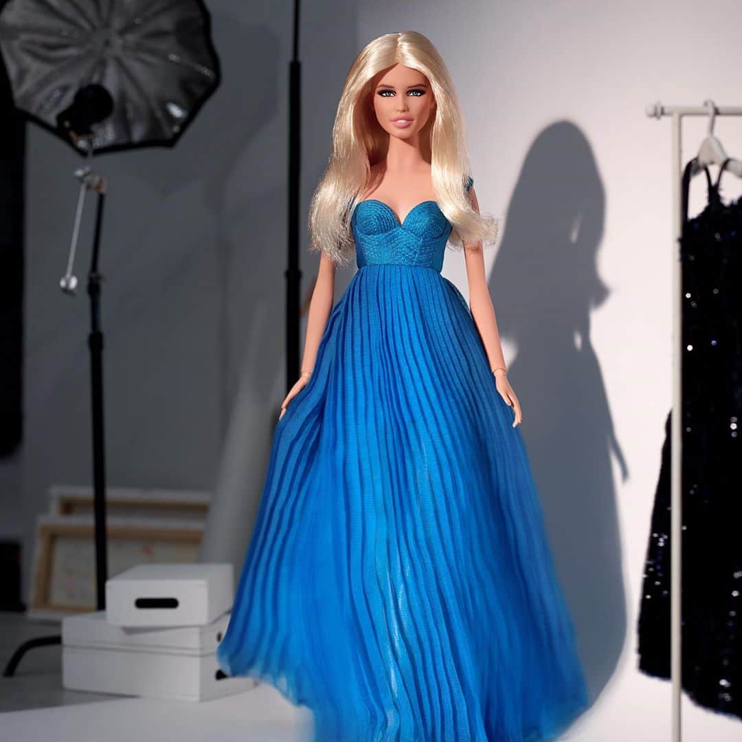 クラウディア・シファーさんのインスタグラム写真 - (クラウディア・シファーInstagram)「Details... This dreamlike blue dress from the A/W 1994 @versace show. Thankyou @barbiestyle and Versace it is perfect. Signature Versace corset bodice, floor-length semi-sheer A line skirt. I love it. #Barbie #BarbieStyle  Repost: Supermodel @ClaudiaSchiffer turned 50 this year and to celebrate this milestone we’ve recreated some of her most iconic fashion moments! Here modelling a @versace dress she wore in the Autumn/Winter 1994 runway show. @donatella_versace says “Since we were little girls, Barbie has always been not only a doll, but most importantly it was a mirror of our society as it kept evolving with it  Claudia and Barbie are two strong women who do not need to be empowered by anyone, because they have always been the makers of their destiny. I am so proud that to celebrate Claudia’s 50th year, the blue gown from the 1994 show was chosen as her outfit. Feminine and glamour, it really epitomizes the style of both of them.”」10月21日 2時16分 - claudiaschiffer