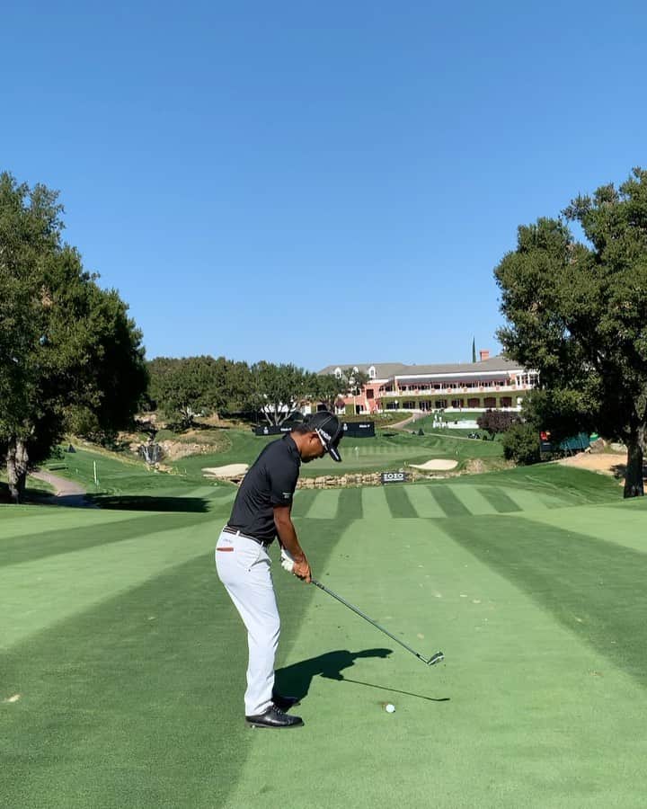 小平智のインスタグラム：「@zozochamp シャーウッドカントリークラブ最終ホール！綺麗なコース⛳️ #zozochampionship 楽しみ〜😊 #シャーウッドカントリークラブ #18番ホール #小平智」