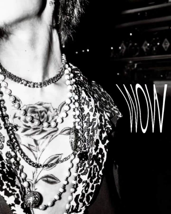 マリオ・テスティーノのインスタグラム：「WOW. NEW RELEASE LIMITED EDITION BOOK This book is about people I’ve encountered that have forced me to stop and look. They are all different, but what I saw made me want to celebrate their individuality. Each photograph represents a door into a new world.  Discover WOW at the link in bio.  Published by @superlabo. Music courtesy of @attawalpa. Video clips by @tokyodandy _ WOW. NUEVO LIBRO DE EDICIÓN LIMITADA  Este libro es sobre personas que he encontrado y que me han obligado a detenerme y mirar. Todos son diferentes, pero lo que vi en ellos me hizo querer celebrar su individualidad. Cada fotografía representa una puerta a un mundo nuevo.   Descubre WOW en el enlace en la biografía.  Publicado por @superlabo. Música cortesía de @attawalpa Clips de video de @tokyodandy   #MarioTestino #WOWMarioTestino」