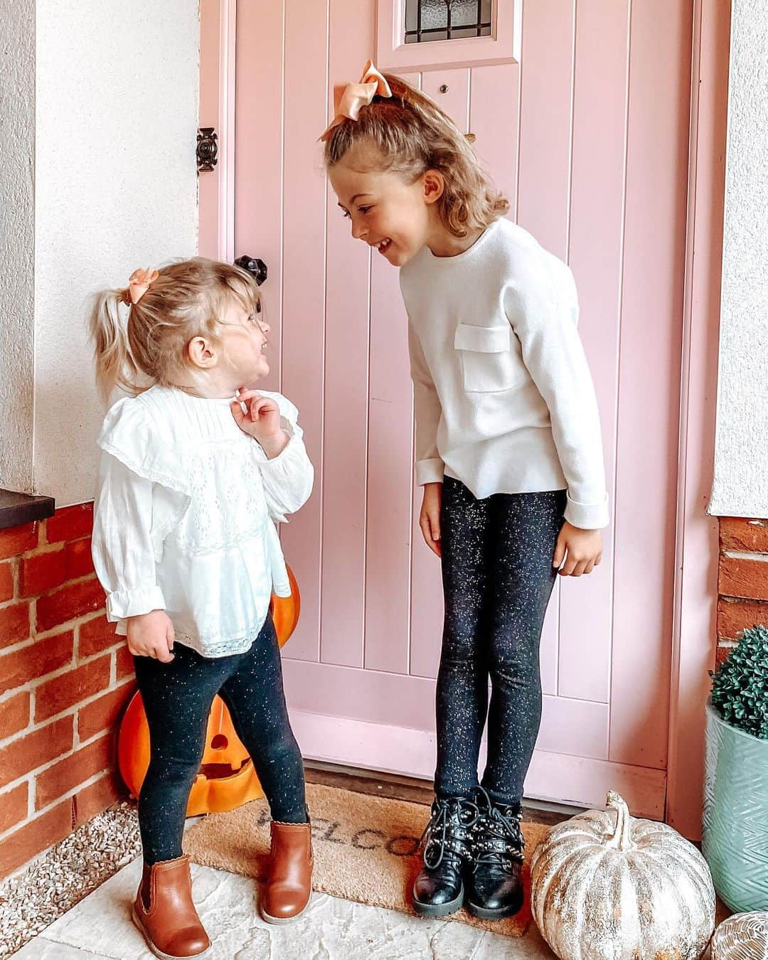 ルイーズ・ペントランドさんのインスタグラム写真 - (ルイーズ・ペントランドInstagram)「🌸Sisters are flowers picked from the same garden. Sometimes though I think someone from outside your family garden is like a #sister. I don’t know where I’d have been without Esther this year 🧡 . Life feels weird again doesn’t it? Are you in lockdown? Part of me feels like we should be in a #CircuitBreaker but then I know that will cause a lot of damage too. Very hard to even know what’s best to think, let alone do!😬🤷🏼‍♀️ . How are you feeling in all this? I’m grateful for these smiling faces above ❤️ . {Most bits from @zarakids}」10月21日 2時22分 - louisepentland