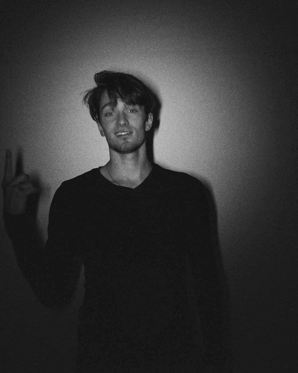 Jussiville JV Partanenのインスタグラム：「what's UP? (disclaimer: it's the index finger😅) ~~ #athlete #stillalive #blackandwhite #icedance #blackonblack #photography #trainingweek #training #finland #helsinki #photoshoot #oldschool #analog #hairsgettinglong #modeling」