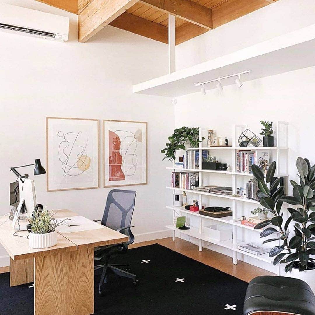Herman Miller （ハーマンミラー）さんのインスタグラム写真 - (Herman Miller （ハーマンミラー）Instagram)「WFH got you feeling a little slouchy? We can help. Try our ergonomic assessment to pinpoint areas where you can improve, from moving your screen to the correct eyeline and adding happiness-inducing plants (faux or real) to yes—finding the right adjustable chair. 😉 We worked with our ergonomics experts with decades of experience for the best tips and tricks. Take the quiz at the link in bio. 📸: @hadleyhaven」10月21日 2時30分 - hermanmiller