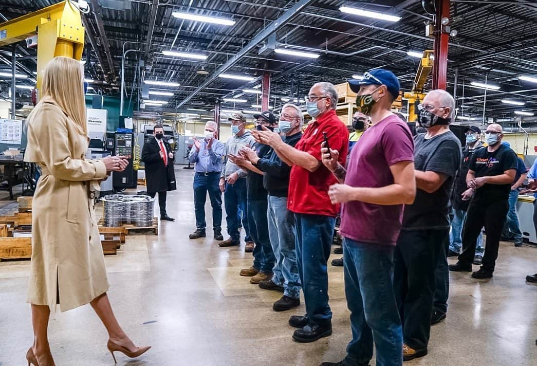 イヴァンカ・トランプさんのインスタグラム写真 - (イヴァンカ・トランプInstagram)「Great morning in Milwaukee at The Kinetic Co., a 4th generation Wisconsin manufacturing company.  The PPP funds they received helped them retain their 105 employees — 70 yrs strong and counting!」10月21日 2時32分 - ivankatrump