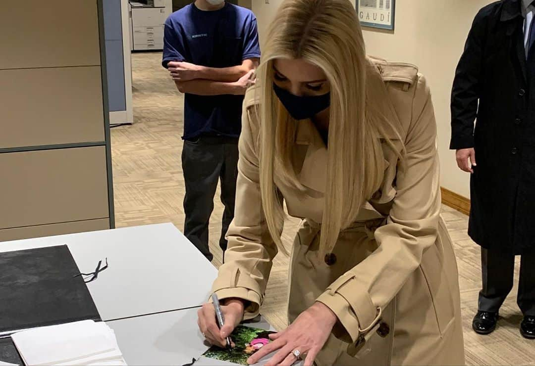 イヴァンカ・トランプさんのインスタグラム写真 - (イヴァンカ・トランプInstagram)「Great morning in Milwaukee at The Kinetic Co., a 4th generation Wisconsin manufacturing company.  The PPP funds they received helped them retain their 105 employees — 70 yrs strong and counting!」10月21日 2時32分 - ivankatrump