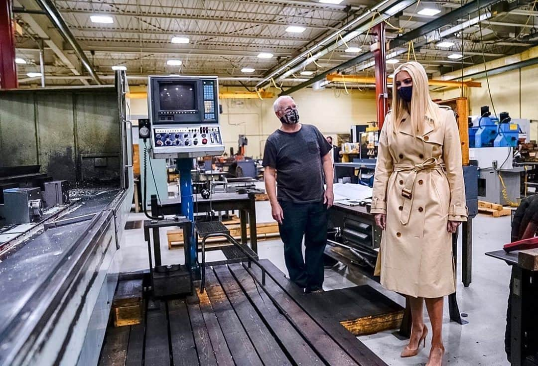 イヴァンカ・トランプさんのインスタグラム写真 - (イヴァンカ・トランプInstagram)「Great morning in Milwaukee at The Kinetic Co., a 4th generation Wisconsin manufacturing company.  The PPP funds they received helped them retain their 105 employees — 70 yrs strong and counting!」10月21日 2時32分 - ivankatrump