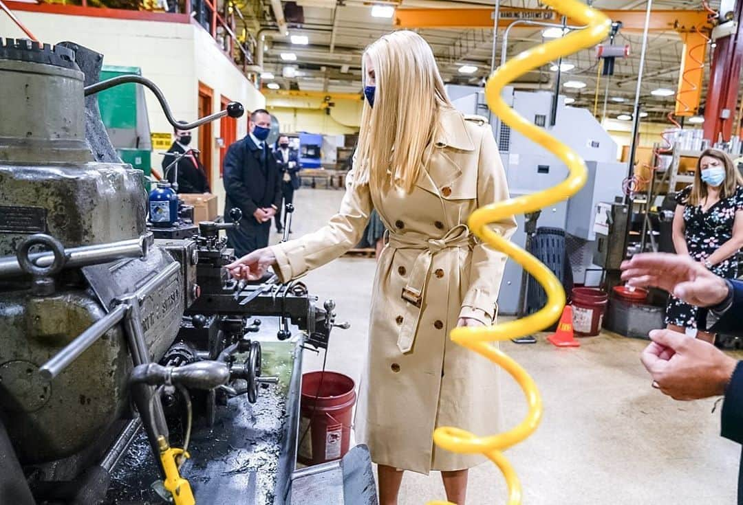 イヴァンカ・トランプさんのインスタグラム写真 - (イヴァンカ・トランプInstagram)「Great morning in Milwaukee at The Kinetic Co., a 4th generation Wisconsin manufacturing company.  The PPP funds they received helped them retain their 105 employees — 70 yrs strong and counting!」10月21日 2時32分 - ivankatrump