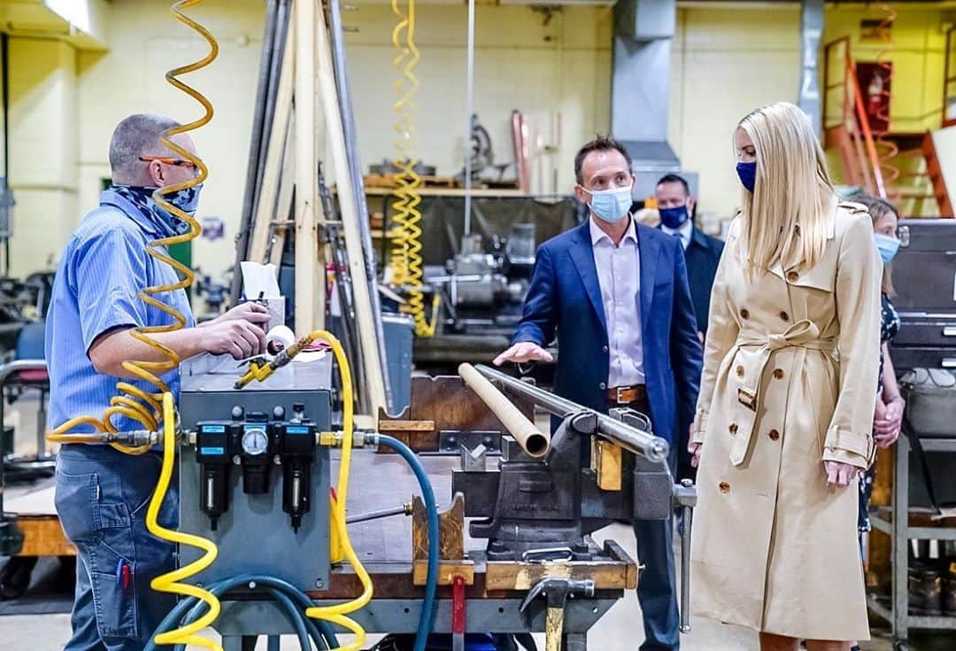 イヴァンカ・トランプのインスタグラム：「Great morning in Milwaukee at The Kinetic Co., a 4th generation Wisconsin manufacturing company.  The PPP funds they received helped them retain their 105 employees — 70 yrs strong and counting!」