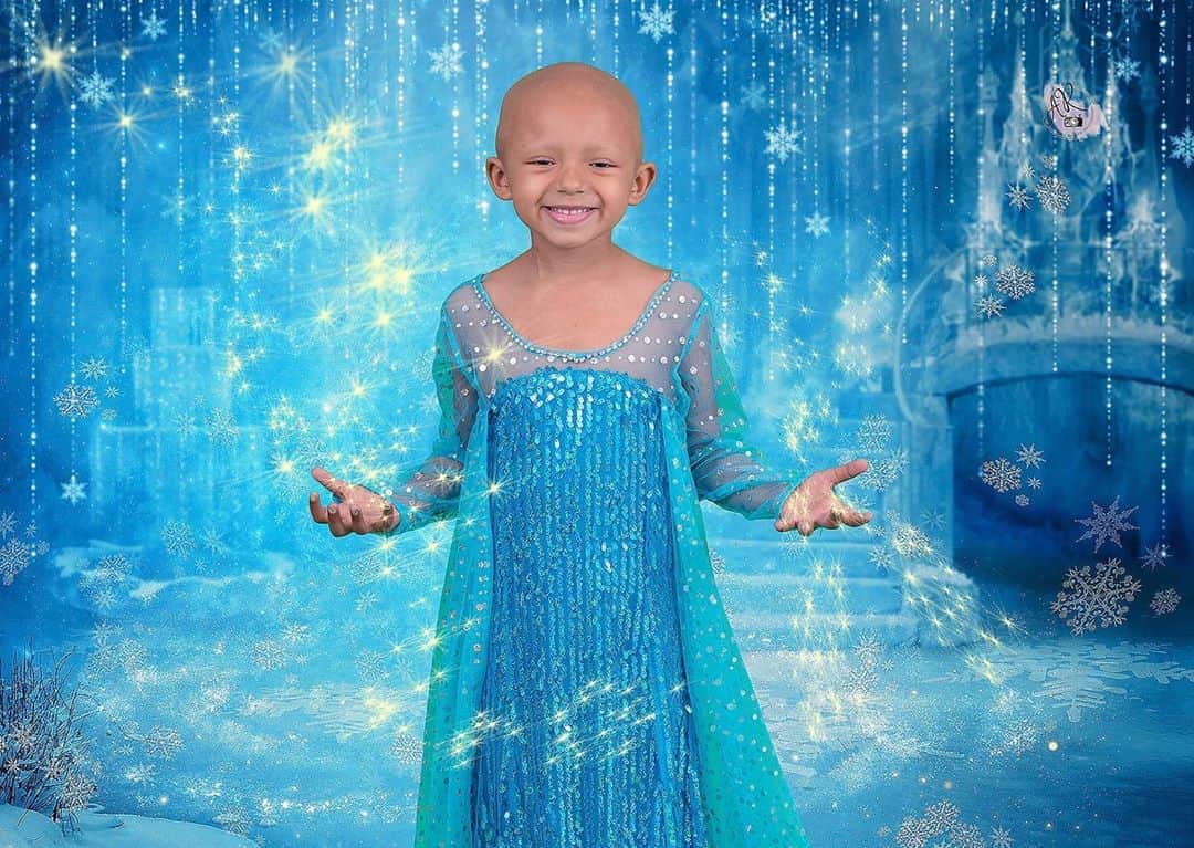 People Magazineさんのインスタグラム写真 - (People MagazineInstagram)「A 5-year-old girl battling an aggressive form of kidney cancer transformed into a Disney princess during a heartwarming photo shoot. 😍 "To see her dressed as her favorite magical princess and all the other ones is just incredible," Ryan Taft says of his daughter, Arianna. "I look at the photos and I know it's Ari, I know it's my daughter, but it literally looks like she could be starring in her own movie, which is just super special and amazing." Tap the bio link for more. 📷: Ashley Richer Photography」10月21日 2時35分 - people