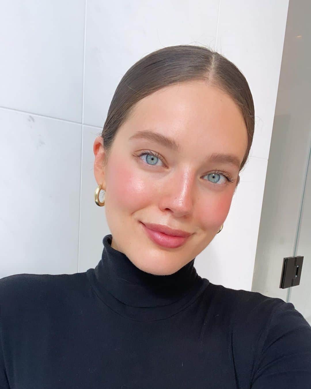 エミリー・DiDonatoのインスタグラム：「How to look chic & put together AF in less than 10 minutes! ⏰ I don’t know about you guys but these days I give myself like 7 minutes to get ready before I have to jump on a Zoom call or run out the door. This is my go to hair and makeup look to get ready in a flash. LINK IN BIO! Swipe for a little preview. 💄 🎥」