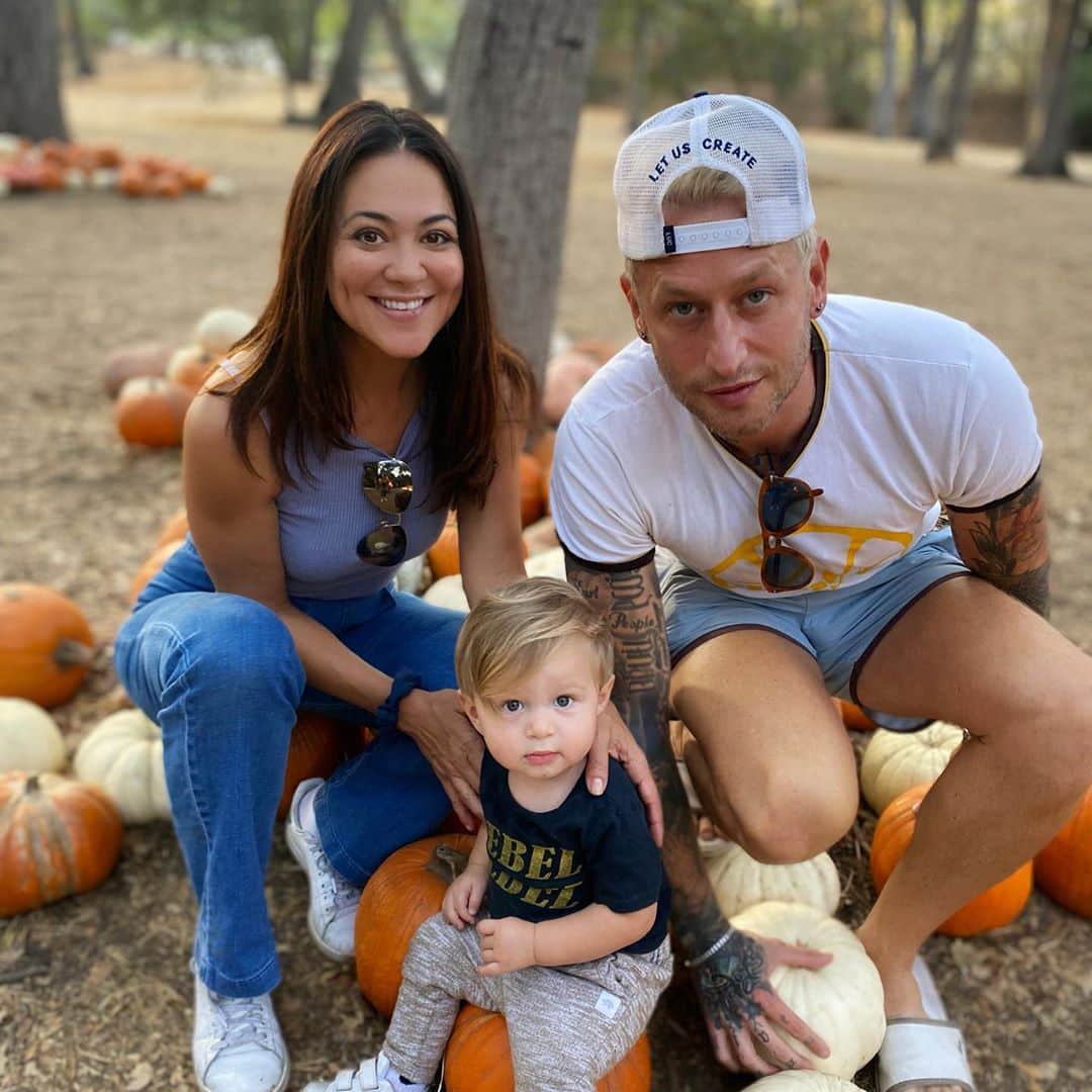 カミーユ・グアティのインスタグラム：「Fall vibes in 98 degree weather!  . . #descanso #descansogardens #sweaterweather #fall #fallvibes #pumpkin #pumpkinpatch」
