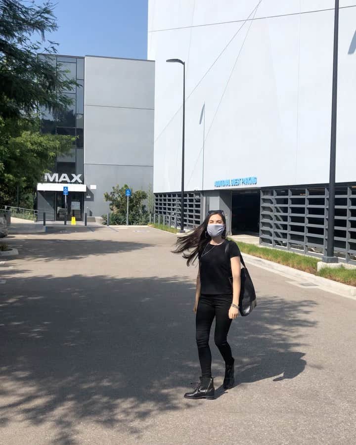 のインスタグラム：「Christopher Nolan’s TENET! I ran backwards into the theater I was so excited, so imagine my amusement as the film unfolded & well...if you’ve seen it you’ll know this is synchronicity at work. Thank u @watchvenn and @imax for the covid-safe private screening. I’m a big Nolan fan and already can’t wait to watch this one again. #satorsquare」