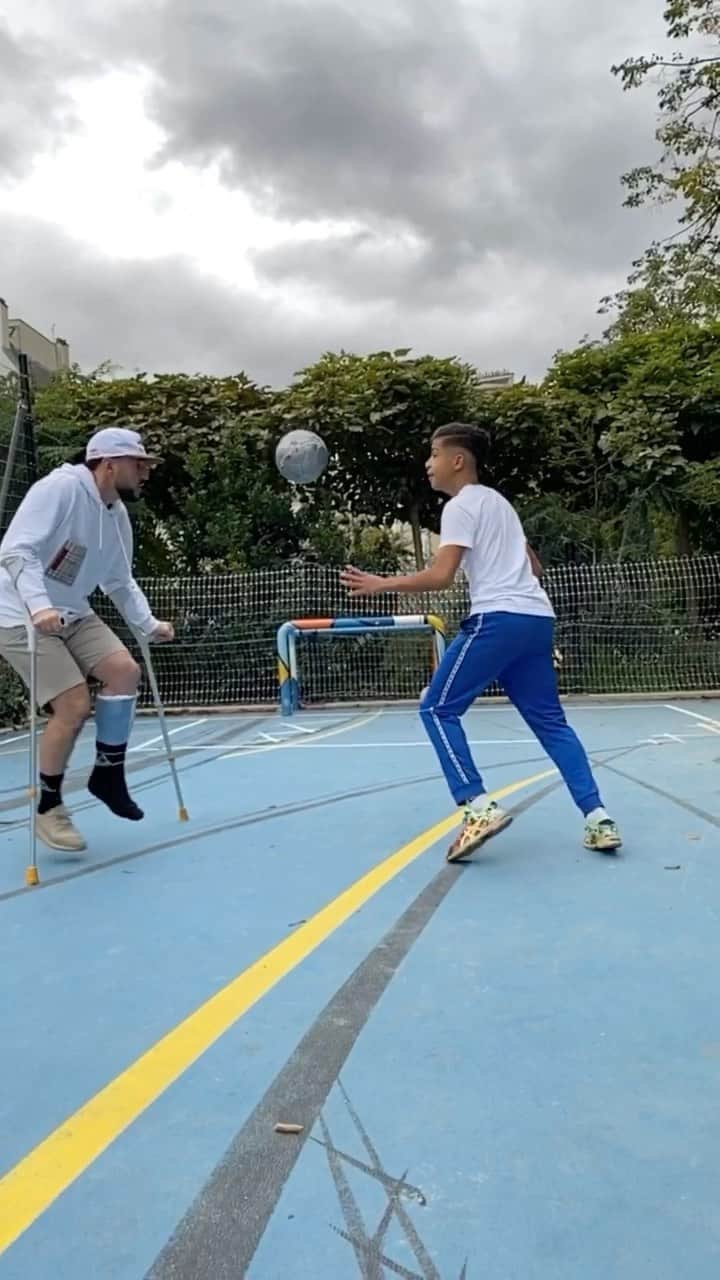 ショーン・ガルニエのインスタグラム：「NEW VIDEO ONLINE 🚨🚨  The coming back of @mehdi_amri_10  on my channel 🔥🔥   Full vidéo : 🅱️ℹ️🅾️  #urbanball #seangarnier #skills #freestyle #belgium #panna #nutmegs #paris」