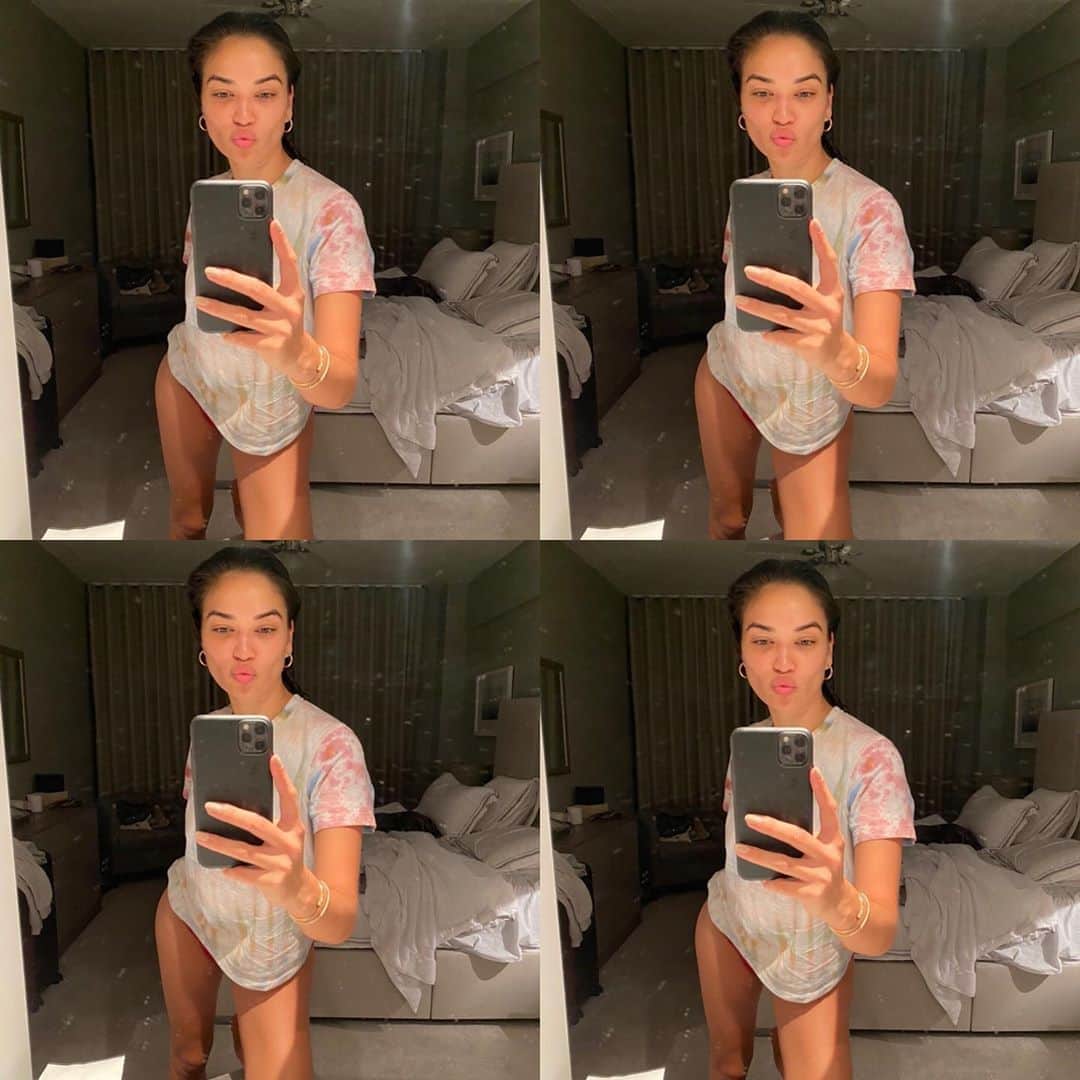 シャニーナ・シャイクのインスタグラム：「Sometimes.... you need  to call  for an early night sleep 🌙」
