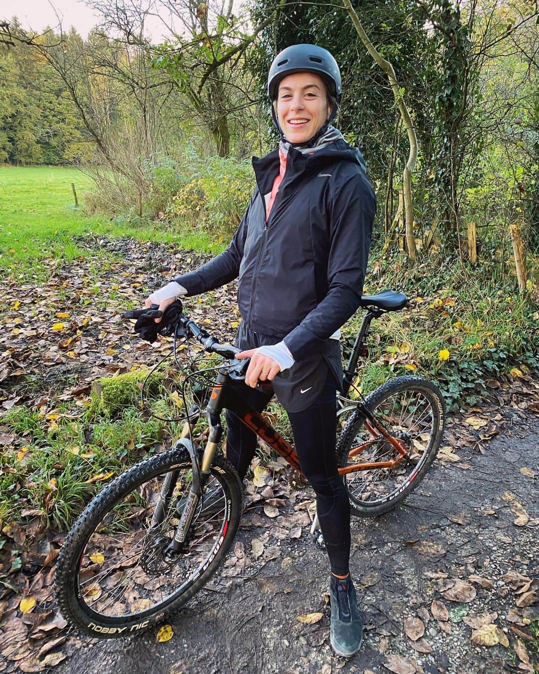 アレクサンドラ・ブルクハルトさんのインスタグラム写真 - (アレクサンドラ・ブルクハルトInstagram)「A biker in running attire 🤷🏼‍♀️😅 #sorrynotsorry #holzland #drahtesel #trailriding  tourguide: @altenbucchini」10月21日 3時03分 - lexbu