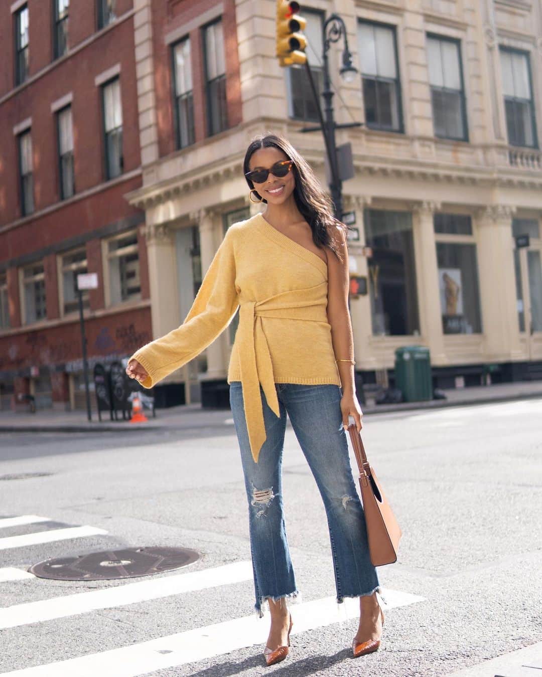 のインスタグラム：「@waityouneedthis shows how us how to nail an effortlessly polished look in frayed @motherdenim jeans and a @nanushka top. #SaksStyle」