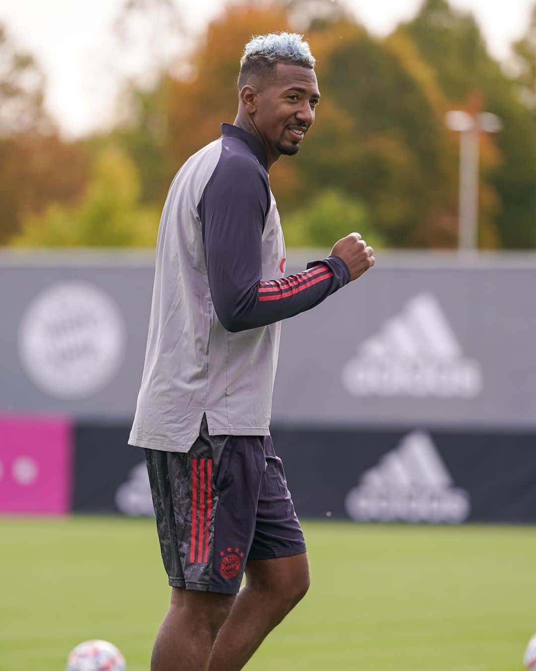 のインスタグラム：「When you realize UCL is back 😍✨」