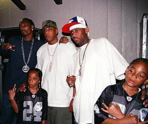 ファボラスのインスタグラム：「Happy Cday @snoopdogg!   Been kickin it wit, getting game from or just being inspired by you for 20 years + Celebrate Life for Uncle Snoop!! 🎈  P.S. this a throwback pic from 2003.. Roc The Mic Tour wit your sons & JayZ. Your sons are grown now. 🤦🏾‍♂️ We old.. 😩 Thee End 😂」