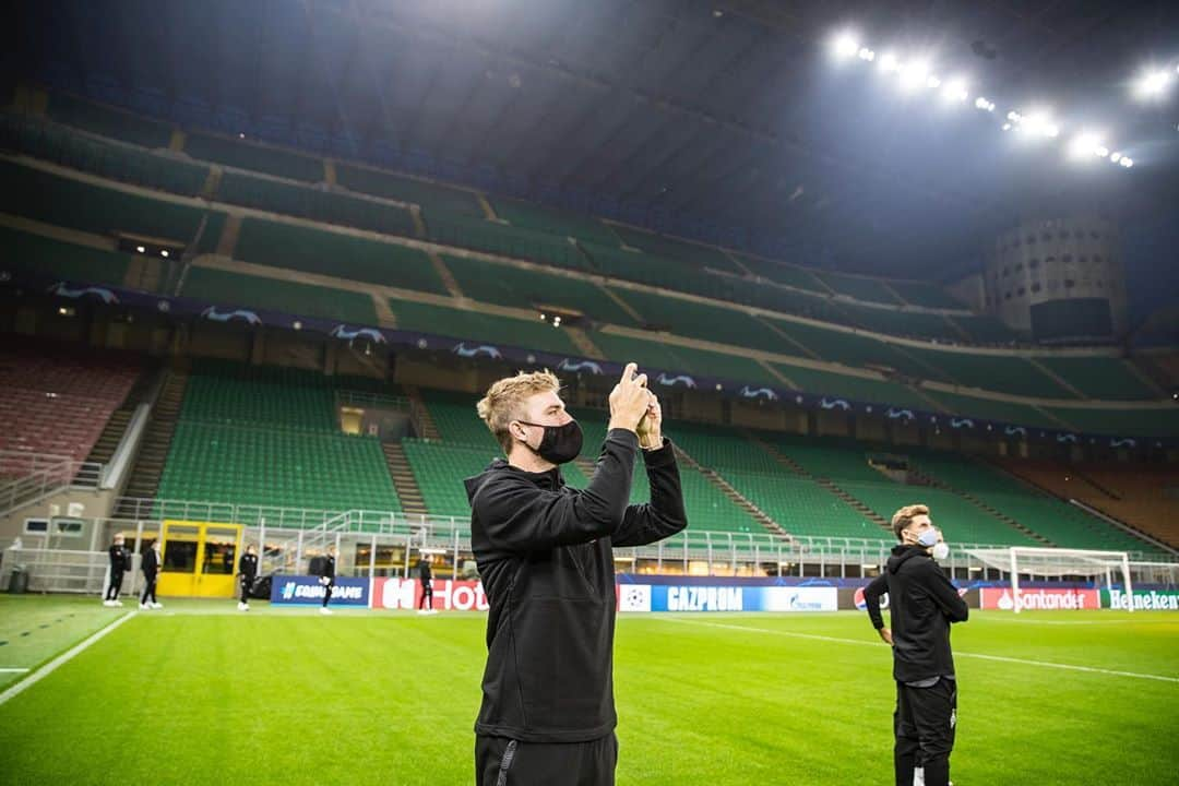 ボルシア・メンヒェングラートバッハさんのインスタグラム写真 - (ボルシア・メンヒェングラートバッハInstagram)「🏟 Smells like CHAMPIONS LEAGUE 💥🇮🇹✌🏼 #dieFohlen #UCL #sansiro」10月21日 3時07分 - borussia