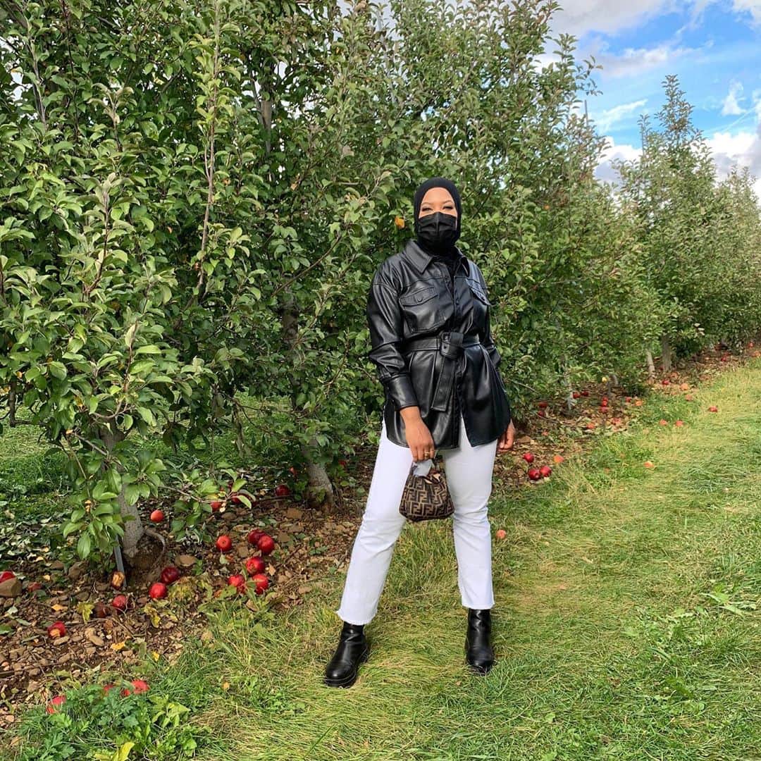 イブテハージ・ムハンマドのインスタグラム：「low key my fav time of year 🍂🍎」