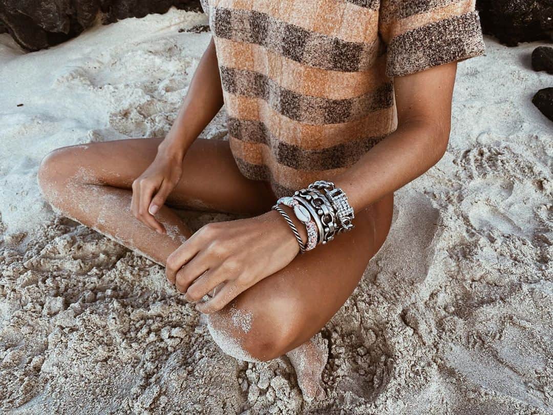 ダニジョーのインスタグラム：「Right here, right now🧘🏼‍♀️🐚 @palomafield in the Checkerboard Polo, Beau Silver bracelets and Tinka Pink Floral #dannijogirls」