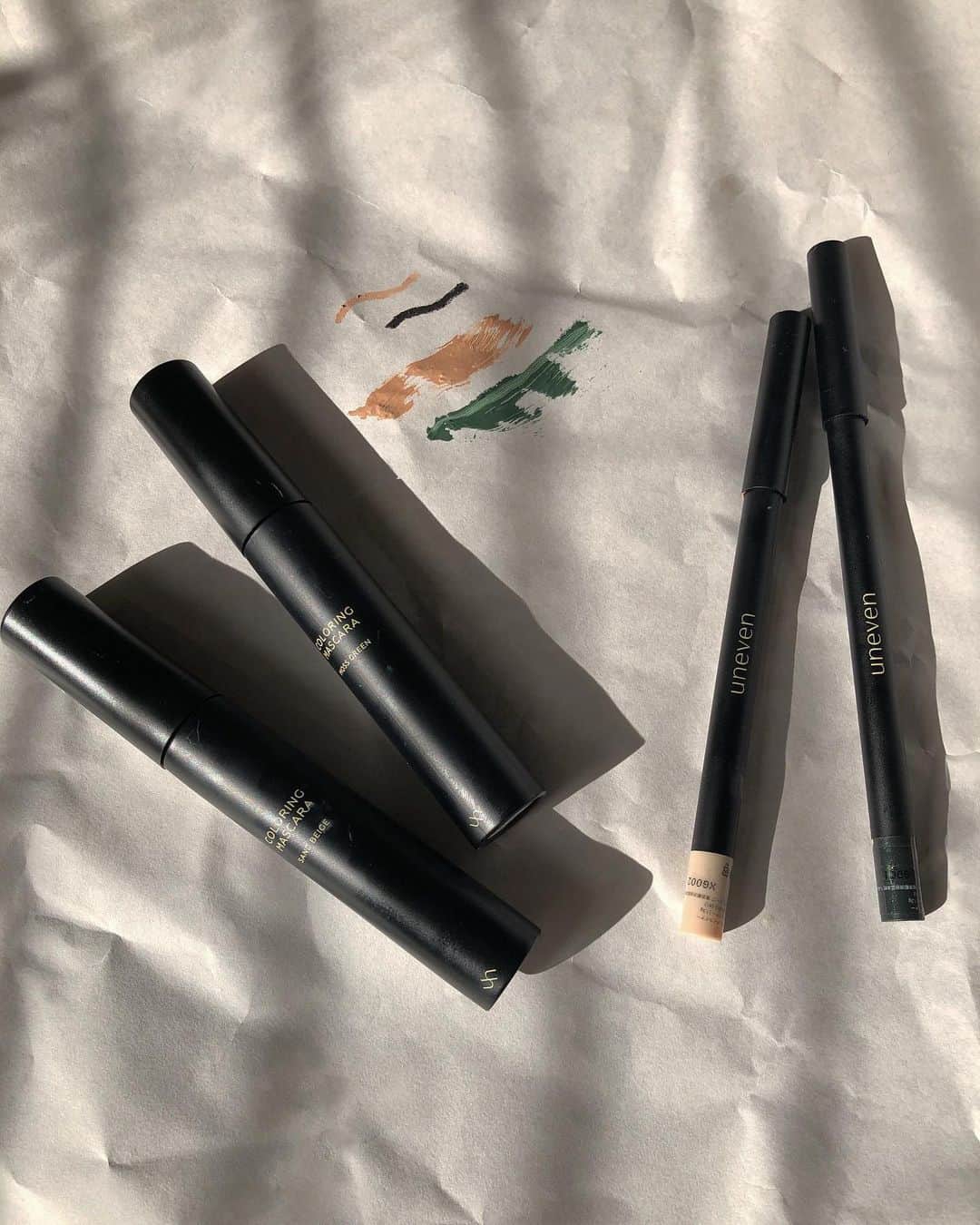 のインスタグラム：「new🎨 color cosme. 秋冬にぴったりの2色を🤍💚 . . #uneven_jp」