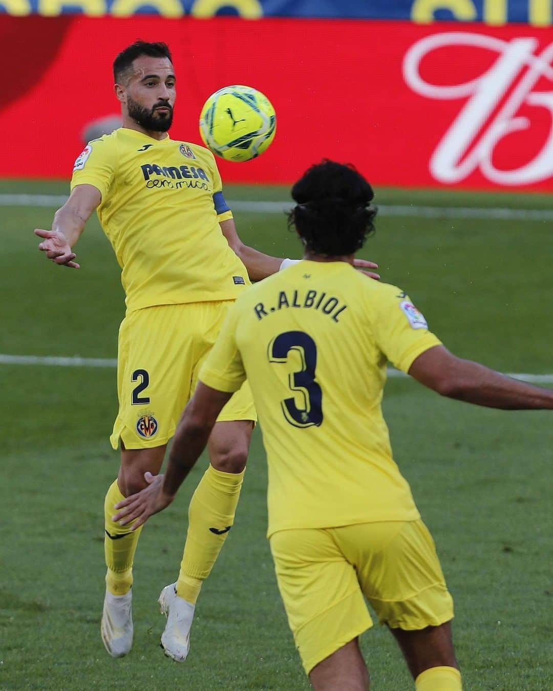 のインスタグラム：「💛 So much CLASS in one Picture! ⚽ • ⚽ ¡Mucha CLASE en una imagen! 💛 • #Villarreal #MarioGaspar #Albiol #LaLiga #LaLigaSantander #Football #HayQueVivirla #YouHaveToLiveIt」