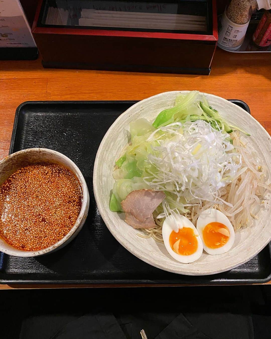 細川優のインスタグラム：「やっと食べれた念願の広島つけ麺からまる😍  昔よく食べてた今はなき四ツ谷のぶちうまと同じ理想の広島つけ麺🍜  今回は50辛をチョイス😝  歯切れの良い細麺と辛いけど後味に旨味と甘味を感じるスープが絡んでなんとも言えない美味さ🥰  茹でキャベツや白髪ネギきゅうりがまたつけ汁に合うんです。広島つけ麺味わったことない方にも是非食べていただきたい一品です👍  #麺スタグラム  #メンスタグラム  #めんすたぐらむ  #noodle #ラーメン #つけ麺 #広島つけ麺 #からまる #大久保 #もちろんキャベツまし #最近麺投稿多め」