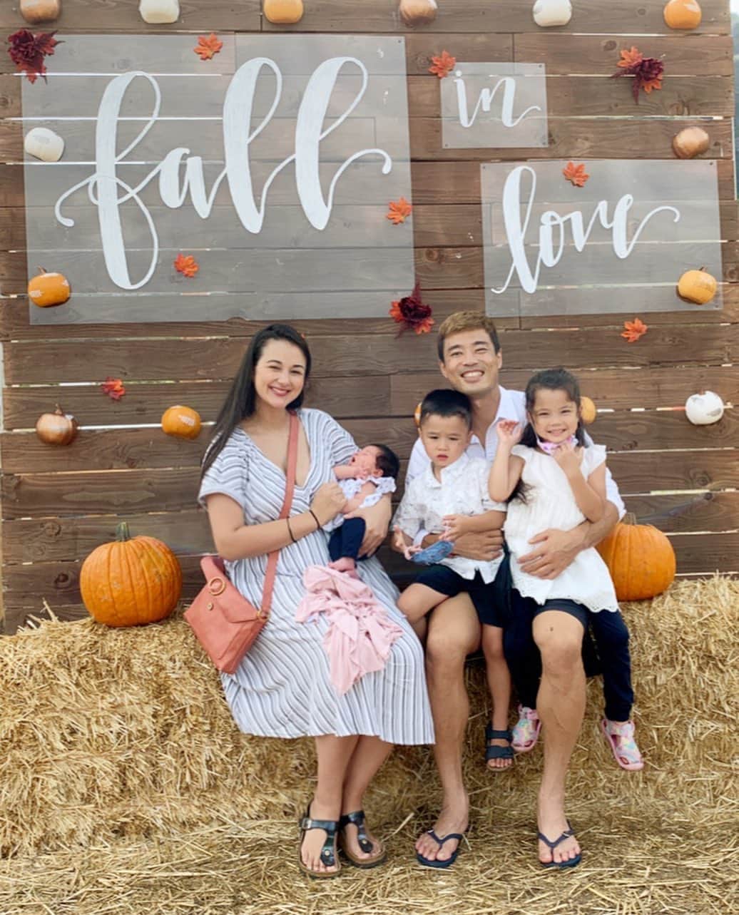 エリナ シルカのインスタグラム：「It’s that time of year 🍂 🎃  パンプキンパッチへ家族5人での初お出かけ！今年は予約必要なドライブスルー形式で、パンプキン畑で20分の写真やカボチャを選ぶ時間があるだけだったからアッサリ終わったけど、笑 いい思い出になりました(^^)」