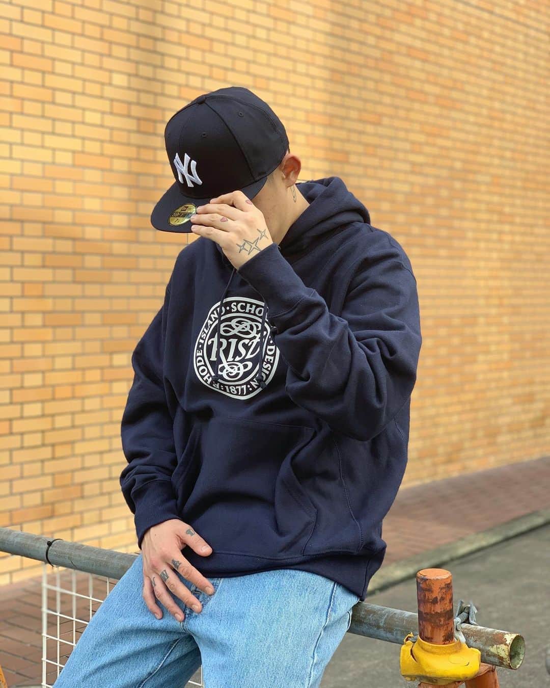 のインスタグラム：「#growaroundnewarrivals  CHAMPION🏈  REVERSE WEAVE "RISD" Off-White Louis VuittonのディレクションをしているVirgil Ablohが着用したことによって注目されたRISD、かつてVirgilの志望校だったり、RISDで公演したりしていました。」