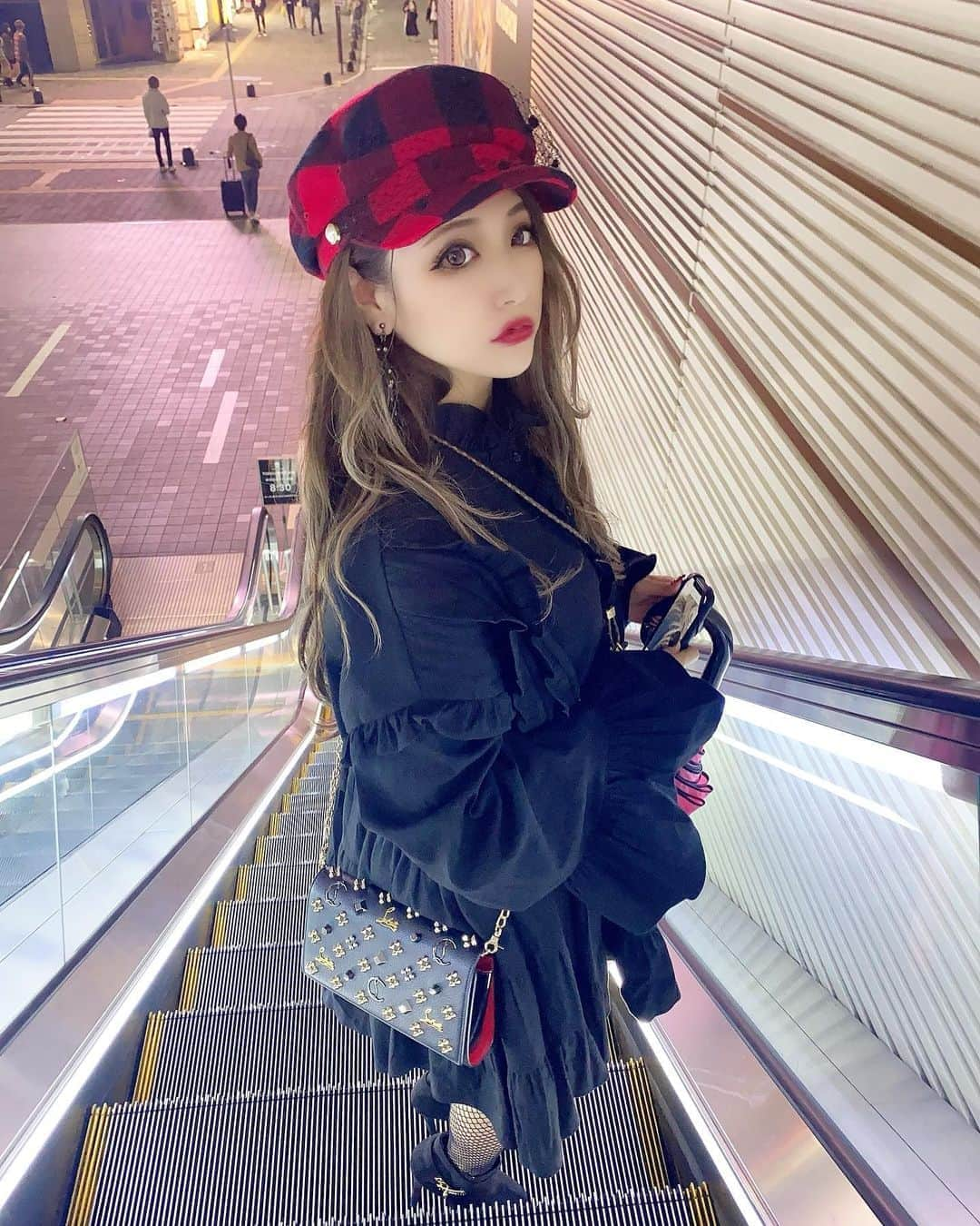 桜井莉菜さんのインスタグラム写真 - (桜井莉菜Instagram)「全身黒赤コーデ🖤 バッグ以外 @riina_couture です❤️ このワンピース生地が分厚めだから今から着れるのが嬉しい🥰 このワンピース購入してくださった方は、袖口が大きくて可愛すぎるけど、ご飯の時は邪魔だからまくって食べてね😂 そして映画の正解は ミッドナイトスワンでした🦢 観に行く方は是非ハンカチかティッシュ持参して下さいね😂  #ootd#code#codenate#全身コーデ#ブラックコーデ#black#映画#ミッドナイトスワン」10月21日 12時41分 - rina__sakurai