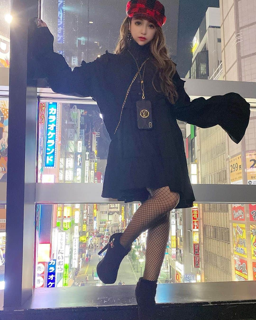 桜井莉菜さんのインスタグラム写真 - (桜井莉菜Instagram)「全身黒赤コーデ🖤 バッグ以外 @riina_couture です❤️ このワンピース生地が分厚めだから今から着れるのが嬉しい🥰 このワンピース購入してくださった方は、袖口が大きくて可愛すぎるけど、ご飯の時は邪魔だからまくって食べてね😂 そして映画の正解は ミッドナイトスワンでした🦢 観に行く方は是非ハンカチかティッシュ持参して下さいね😂  #ootd#code#codenate#全身コーデ#ブラックコーデ#black#映画#ミッドナイトスワン」10月21日 12時41分 - rina__sakurai