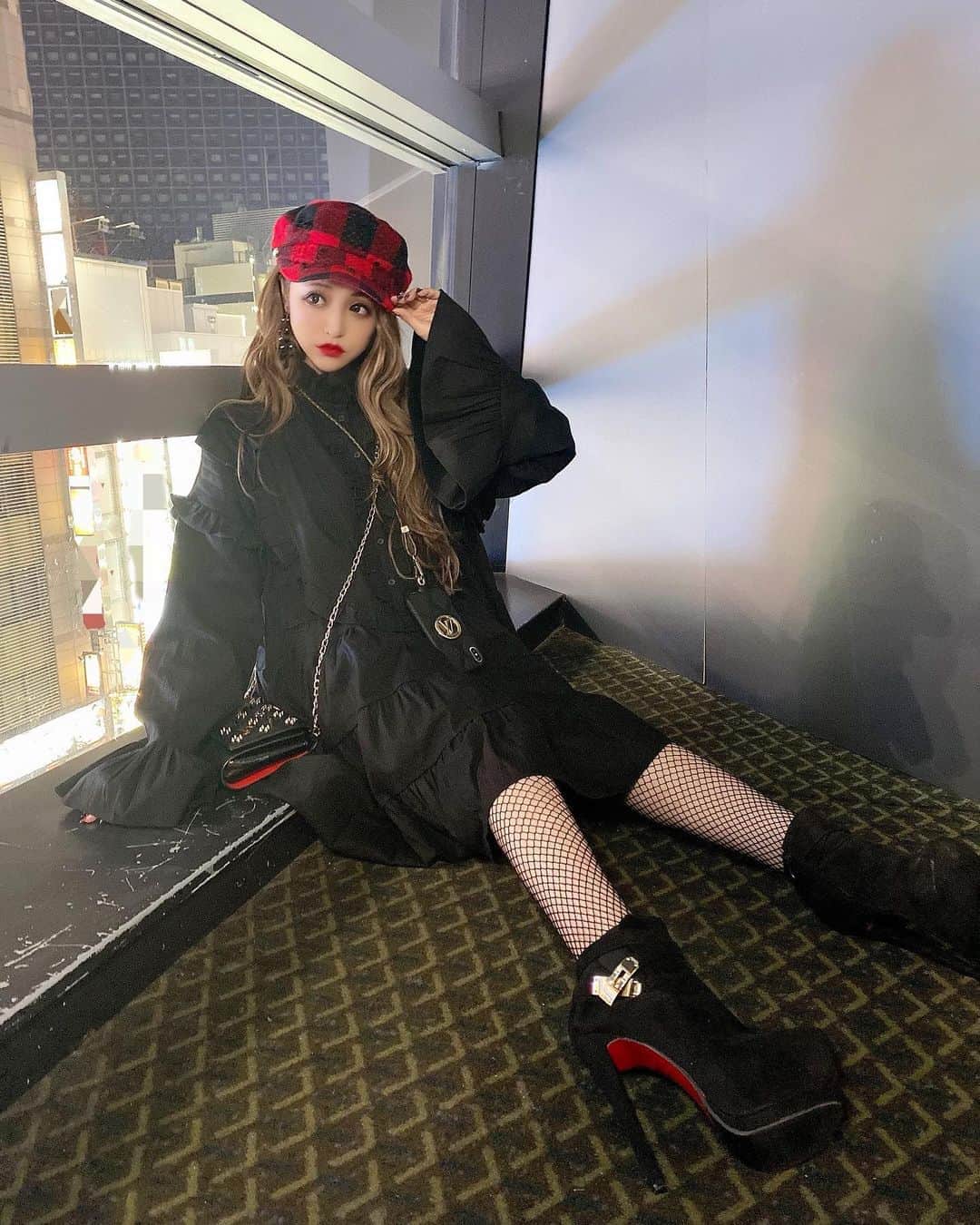 のインスタグラム：「全身黒赤コーデ🖤 バッグ以外 @riina_couture です❤️ このワンピース生地が分厚めだから今から着れるのが嬉しい🥰 このワンピース購入してくださった方は、袖口が大きくて可愛すぎるけど、ご飯の時は邪魔だからまくって食べてね😂 そして映画の正解は ミッドナイトスワンでした🦢 観に行く方は是非ハンカチかティッシュ持参して下さいね😂  #ootd#code#codenate#全身コーデ#ブラックコーデ#black#映画#ミッドナイトスワン」