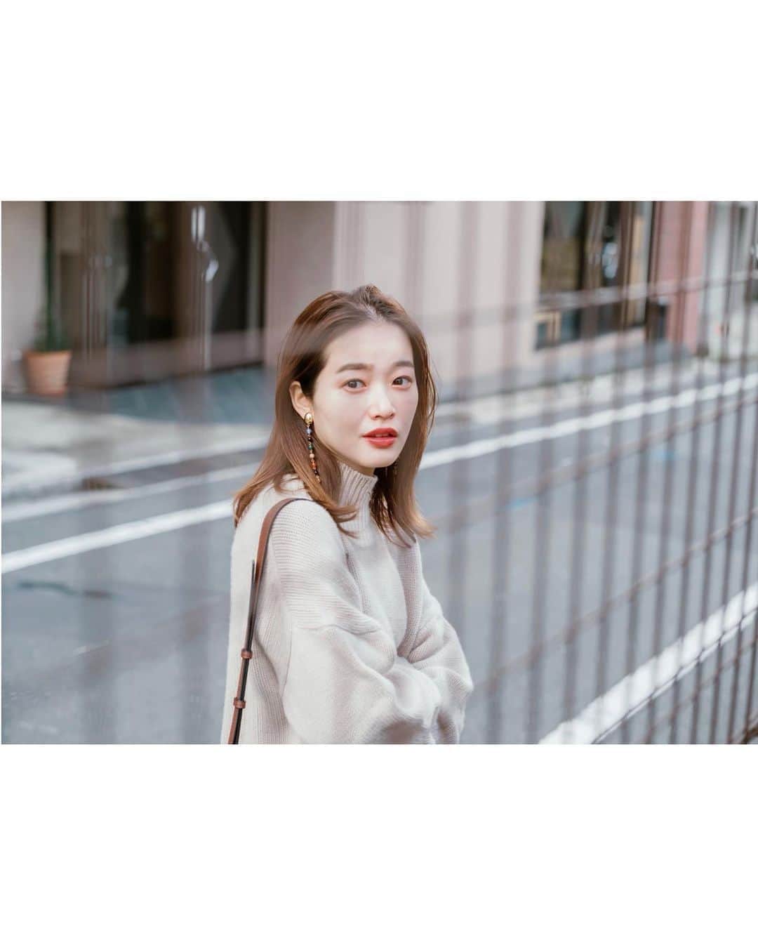 猪鼻ちひろさんのインスタグラム写真 - (猪鼻ちひろInstagram)「🧶💄🍠﻿ 急に顔ドーン失礼します！ 少しずつニットや薄手のアウターを着るようになって。 メイクやスキンケアも衣替えして 新しいアイテムを使うのがとーっても楽しいです。﻿ ﻿ アイメイクは引き続きしっかり上下に塗るのが好き。 リップも秋らしくブラウン系の旬なカラーを投入！﻿  オペラのテラコッタカラー、可愛いです。﻿ 塗ってみると透明感があって、透けるようなレンガ色。﻿ 昨年すぐ完売してしまったけど復刻して店頭で買えるように◎﻿ ﻿ ティントタイプはティッシュオフしても色味が残るから、 マスクの時も使いやすいよね🧏🏻‍♀️ #ちひろの美容 #ちひろのヘアメイク﻿ #物ドリと手元はNOフィルターNO加工です🤣 @opera_cosmetics ﻿#オペラリップティント﻿#オペラ秋色テラコッタ﻿#リップティント﻿#ティントリップ」10月21日 12時41分 - inohanachihiro