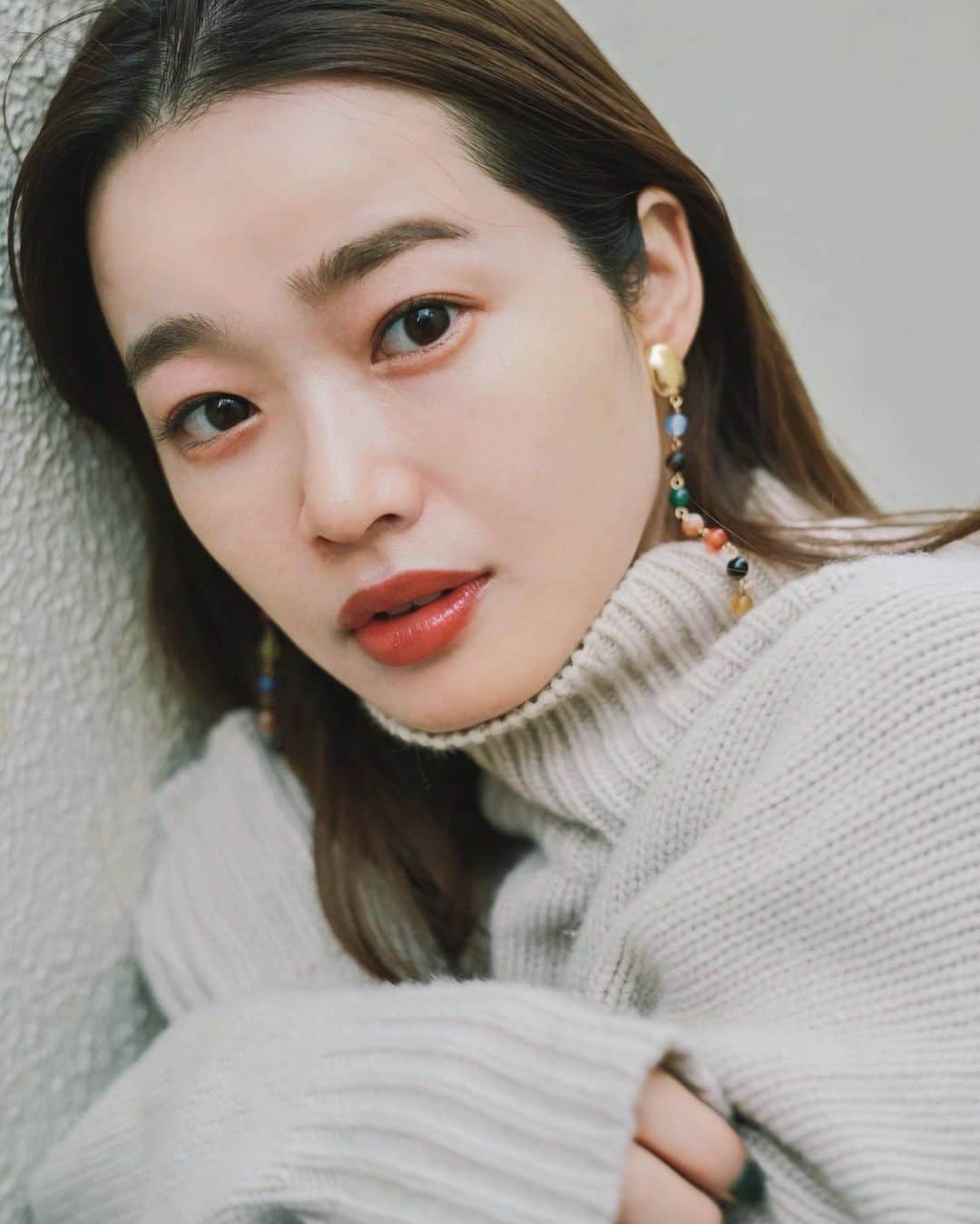 猪鼻ちひろさんのインスタグラム写真 - (猪鼻ちひろInstagram)「🧶💄🍠﻿ 急に顔ドーン失礼します！ 少しずつニットや薄手のアウターを着るようになって。 メイクやスキンケアも衣替えして 新しいアイテムを使うのがとーっても楽しいです。﻿ ﻿ アイメイクは引き続きしっかり上下に塗るのが好き。 リップも秋らしくブラウン系の旬なカラーを投入！﻿  オペラのテラコッタカラー、可愛いです。﻿ 塗ってみると透明感があって、透けるようなレンガ色。﻿ 昨年すぐ完売してしまったけど復刻して店頭で買えるように◎﻿ ﻿ ティントタイプはティッシュオフしても色味が残るから、 マスクの時も使いやすいよね🧏🏻‍♀️ #ちひろの美容 #ちひろのヘアメイク﻿ #物ドリと手元はNOフィルターNO加工です🤣 @opera_cosmetics ﻿#オペラリップティント﻿#オペラ秋色テラコッタ﻿#リップティント﻿#ティントリップ」10月21日 12時41分 - inohanachihiro