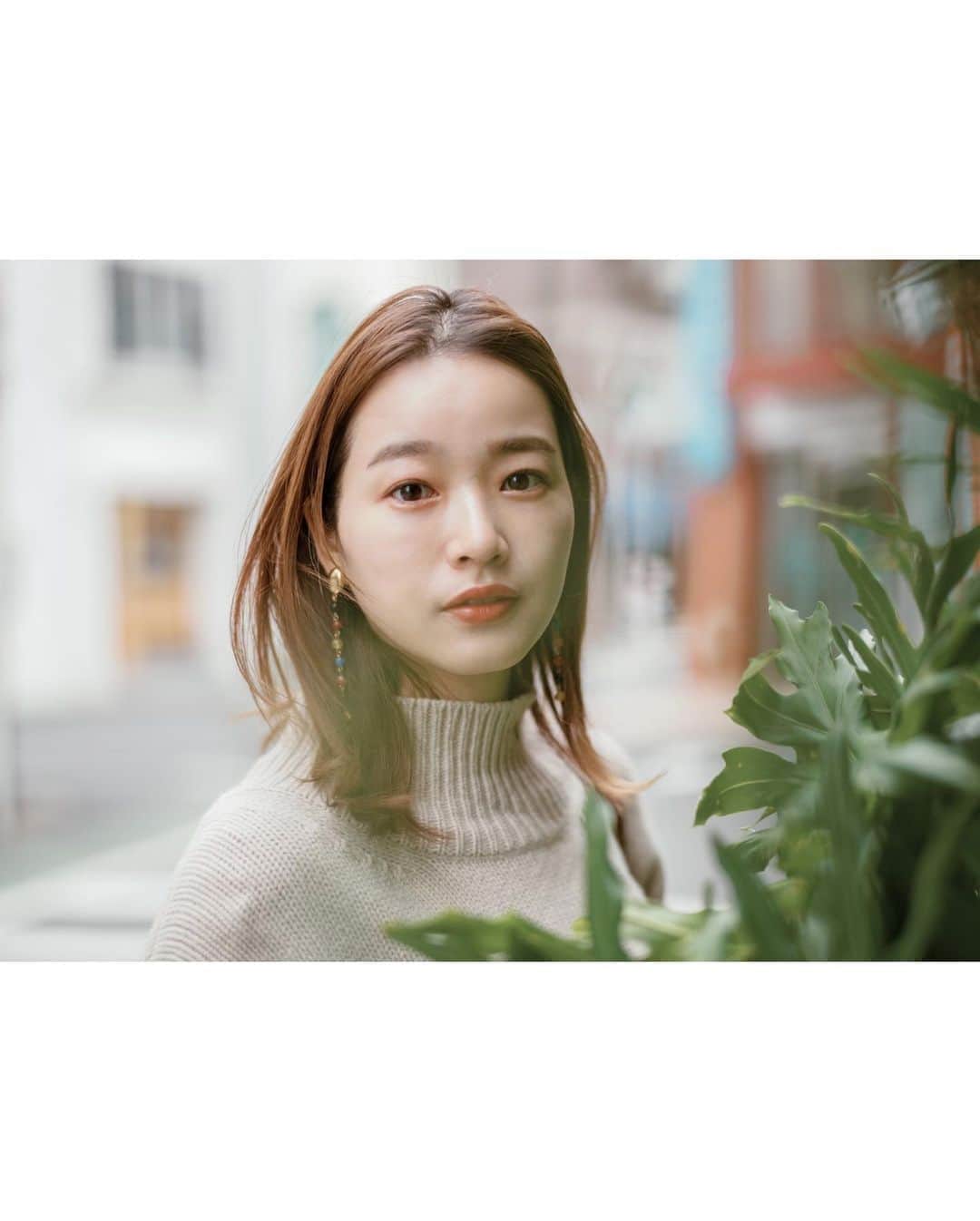 猪鼻ちひろさんのインスタグラム写真 - (猪鼻ちひろInstagram)「🧶💄🍠﻿ 急に顔ドーン失礼します！ 少しずつニットや薄手のアウターを着るようになって。 メイクやスキンケアも衣替えして 新しいアイテムを使うのがとーっても楽しいです。﻿ ﻿ アイメイクは引き続きしっかり上下に塗るのが好き。 リップも秋らしくブラウン系の旬なカラーを投入！﻿  オペラのテラコッタカラー、可愛いです。﻿ 塗ってみると透明感があって、透けるようなレンガ色。﻿ 昨年すぐ完売してしまったけど復刻して店頭で買えるように◎﻿ ﻿ ティントタイプはティッシュオフしても色味が残るから、 マスクの時も使いやすいよね🧏🏻‍♀️ #ちひろの美容 #ちひろのヘアメイク﻿ #物ドリと手元はNOフィルターNO加工です🤣 @opera_cosmetics ﻿#オペラリップティント﻿#オペラ秋色テラコッタ﻿#リップティント﻿#ティントリップ」10月21日 12時41分 - inohanachihiro