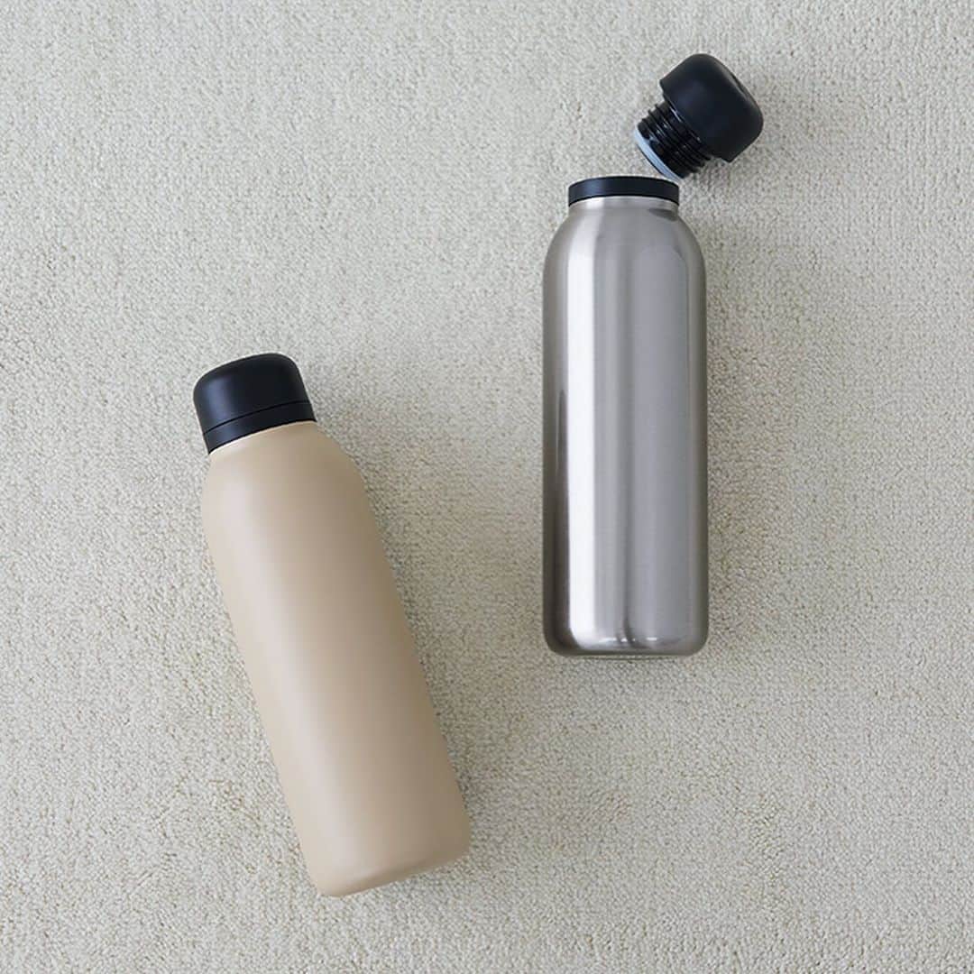 のインスタグラム：「【新色登場。超軽量ステンレスボトル】 今月のLDKWAREに何度も入荷している 軽量ステンレスボトル「バキュームフラスク」に 新作のベージュが仲間入りしました。  ステンレス鋼の厚みを極力薄くすることにより、 約200gという超軽量を実現し、 スマホとほぼ同じ約200g！ 保温保冷力もたかいのでお出かけのときに、 あたたかいもの、冷たいものをいれて 持ち歩いてくださいね。 https://www.ldkware.com/select/2019/vacuum_flask.html  #ステンレスボトル #バキュームフラスク  #水筒 #LDKWARE  #ほぼ日ストア #ほぼ日 #ほぼ日刊イトイ新聞」
