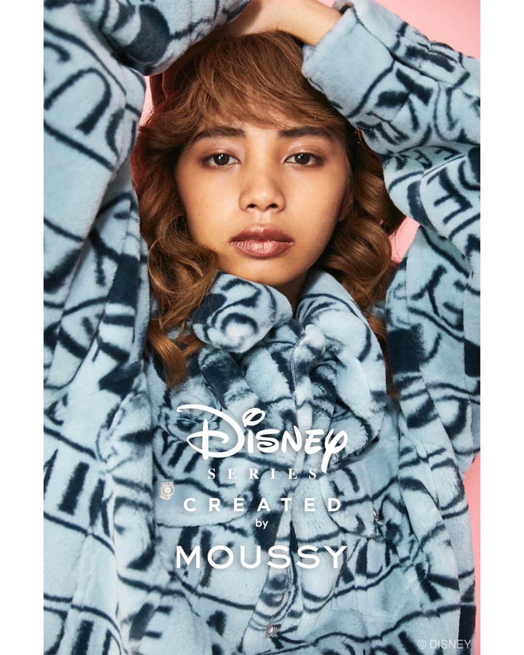 のインスタグラム：「Disney SERIES CREATED by MOUSSY 15th Collection. Now on sale. --------------------------------------------- 2020 WINTER COLLECTIONでは引き続き 70s〜80sのヴィンテージテイストと90sストリートテイストをベースに、レトロでノスタルジックなデザインを展開。 ㅤㅤㅤㅤㅤㅤㅤ ここでしか手に入らない魅力的なアイテムをラインナップしました。 ㅤㅤㅤㅤㅤㅤㅤ MICKEY MOUSEを愛する人たちが 素敵に見えるように。 ㅤㅤㅤㅤㅤㅤㅤㅤㅤㅤ いつまでも いくつになっても とまどうことなく ずっと着続けられる洋服。 ここで出会える特別な MICKEY MOUSEアイテムをMOUSSYは提案します。 --------------------------------------------- ・MD FAKE FUR 3RD JACKET(010DAY30-5070) ・MD TOP OF THE WORLD TEE(010DAY90-5090) ・MD JOIN THE FUN MUSIC PULLOVER(010DAY90-5110) ・MD BLOCKING CABLE KNIT TOP(010DAY70-5010) ・MD CENTRIPETAL PATTERN KNIT ONE PIECE(010DAY70-5050) ・MD MM FLAG PULLOVER(010DAY90-5000) ・MD BALLOON ALLOVER LONG SLEEVE SHIRT(010DAY30-5000) ・MD MICKEY FLAP BAG(010DAT51-5080) ・MD MICKEY CREST EMB PULLOVER(010DAY90-5140) ・MD MICKEY DRIZZLER JACKET(010DAQ30-5170) ・MD MICKEY OVER SIZED SHIRT(010DAM30-5150) --------------------------------------------- 2020.10.21 wed Release✨ SHEL'TTER WEB STORE・The SHEL'TTER TOKYO表参道原宿店にて限定発売中！ ※一部の商品は、SHEL'TTER WEB STORE限定でオーダーが既定数に達した場合に発売が決定するスペシャルアイテムとなっております。 (※一部商品はMOUSSYルミネエスト新宿店でもお取り扱いいたします。) #MOUSSY #DisneySERIESCREATEDbyMOUSSY #MOUSSY_Disney #MICKEYMOUSE」