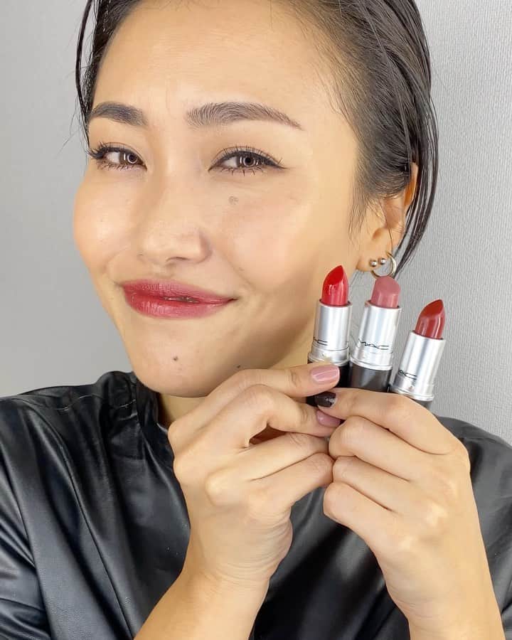 M∙A∙C Cosmetics Japanのインスタグラム：「【全国発売まであと2日！】 メタリックシルバーのギフトボックスに現品サイズのリップスティックがセットイン✨シチュエーションに合わせたリップメイクを楽しんで💄 ㅤ ■ スパークラー スターター キット: リップスティック (税込7,920円) ㅤ 〈カラー説明〉 ツウィッグ: ソフト ミューティッド ブラウン ピンク コックニー: シアー イエロー レッド デュボネ: ディープ クラレット ㅤ *公式オンライン先行発売 *10/23(金) 全国発売 店頭にて事前予約を開始しております。 ㅤ #MACFrostedFirework #MACクリスマスコフレ2020#MACHoliday #MACCosmeticsJapan #MACCosmetics #MAC #MACコスメ #マックコスメ #コスメ#コスメ紹介#コスメ好き#コスメレポ #化粧品 #デパコス #コスメ部 #コスメマニア #メイク好き#メイクプロセス#トレンドメイク#秋メイク#メイクテク#MACリップ#リップ#リップメイク#リップスティック#ボリューム#ぷっくり#マットリップ#リップマニア#メイク動画」