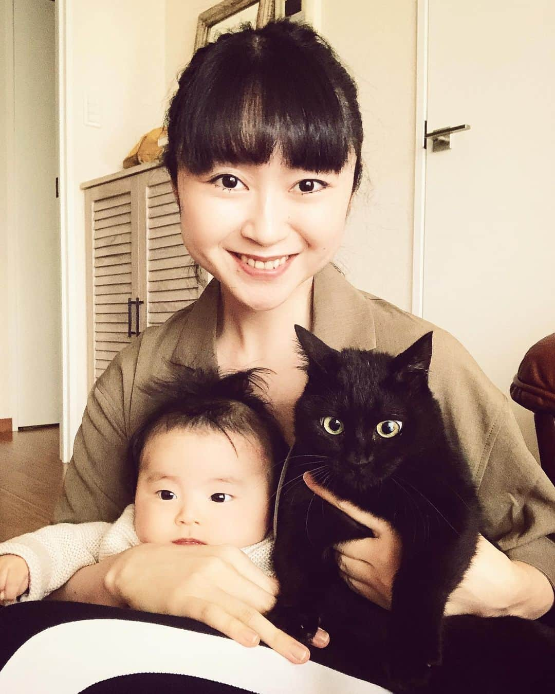 白澤美佳さんのインスタグラム写真 - (白澤美佳Instagram)「✴︎✴︎✴︎ My beloved sons❤️💜💙 sou👶 nero😻 ・ ・ ・ ・ ・ #mybelovedsons  #👶　#baby #生後3ヶ月と12日 #😻　#brackcat #保護猫 #約3歳 #息子達 #毎日寝不足で　 #イライラすることもあるけど  #笑顔を見ると頑張れる  #新米ママ  #love #❤️」10月21日 12時43分 - mikashirasawa