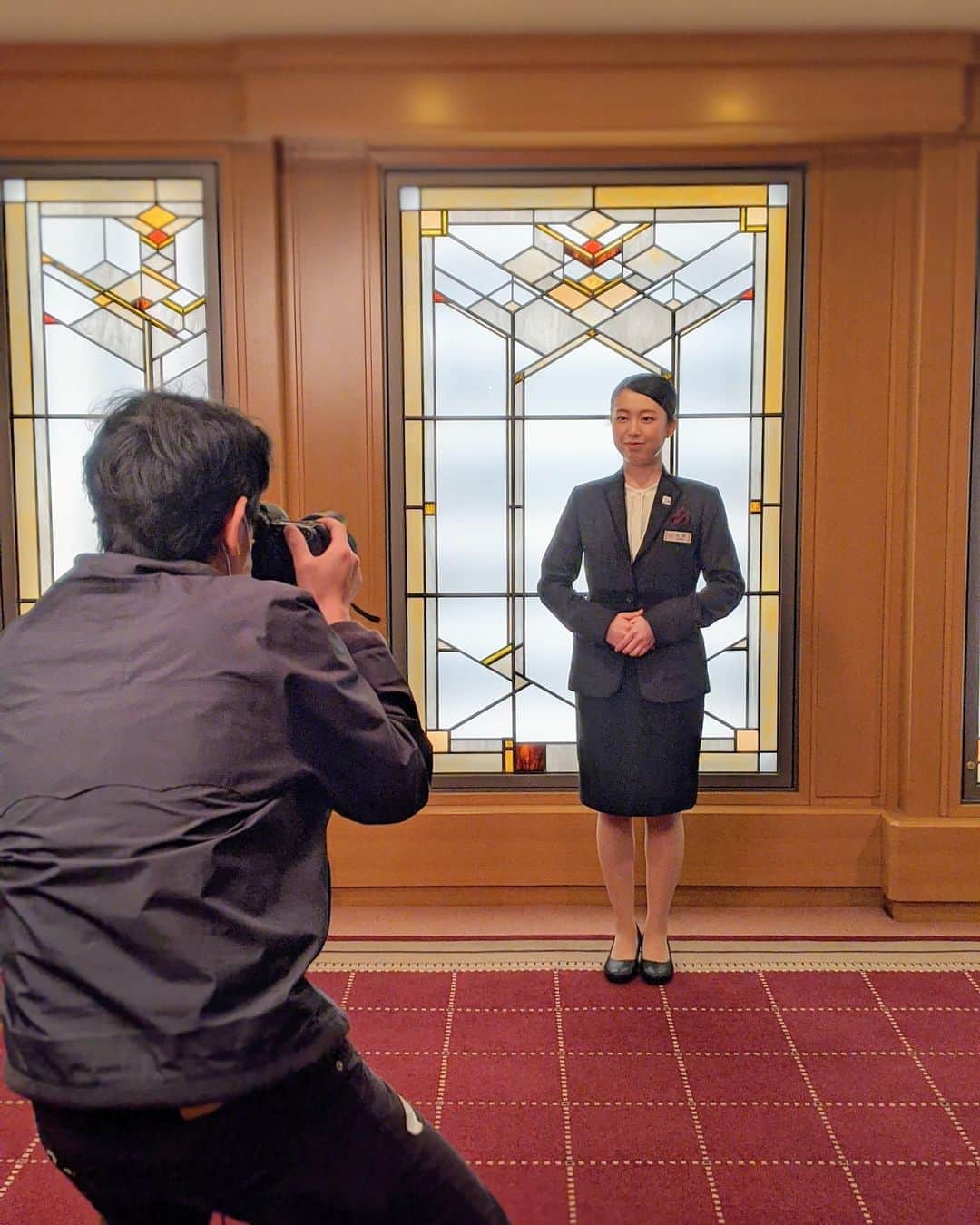 東京観光専門学校さんのインスタグラム写真 - (東京観光専門学校Instagram)「先日、卒業生の取材に帝国ホテルさんに行ってきました😊  一流ホテルのホテリエ・ホテルマンとしてカツヤクする先輩の姿はとても頼もしく、素敵なショットがたくさん撮れました✨  こちらの要望にも快くご対応いただき、ありがとうございました⭐️  ※通常、職員の方はマスクを着用しています。  #東京観光専門学校　#帝国ホテル　#一流ホテル　#ホテルマン　#ホテリエ　#ホテル取材　#ホテル学科　#卒業生　　#inperialhotel」10月21日 12時44分 - tokan_1967