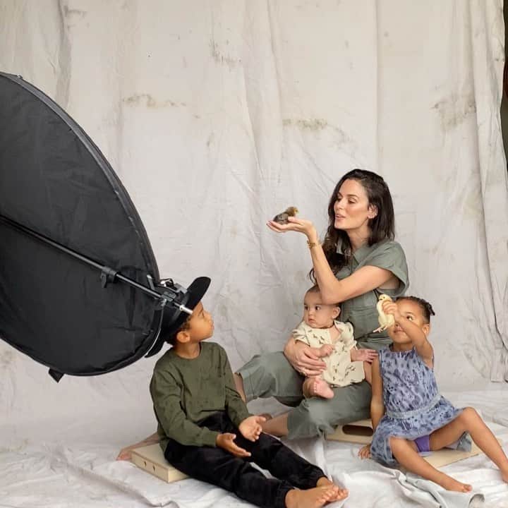 ニコール・トルンフィオのインスタグラム：「We had to get a family portrait with our new baby chicks 🐣🐥 🐣 swipe for cuteness (jumpsuit is by my awesome friend @nowandgen) 📸: @maxbfly」