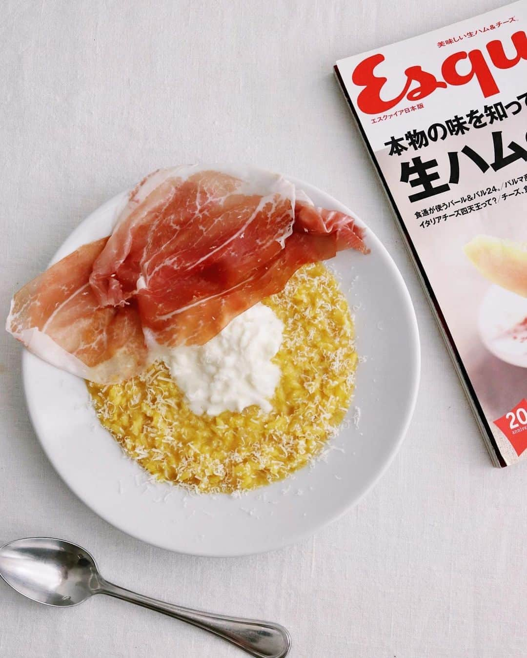 樋口正樹さんのインスタグラム写真 - (樋口正樹Instagram)「Saffron risotto with Prosciutto & Burrata . お昼はミラノリゾットに パルミなんちゃらをふり、 ブッラータを崩してのせ、 パルマハムをふんわりと。 ほんとに美味しいひと皿。 ﻿﻿. 今日のパルマハムですが 昨晩お邪魔させて頂いた サルメリア６９さんでの 極薄スライスした上質な ３０ヶ月熟成サンニコラ、 美味しいパルマハムです。 @salumeria69 @parmaham.jp . 写真の２枚目以降からは、 昨晩にお伺いして食べた サルメリア６９での様子。 最寄りの駅は成城学園前、 多くの有名人が住む街ね。 . ここの店主の新町さんは パルマハムの協会による 選ばれしスペシャリスト。 魅力を語り、熟練の腕で 最良の提供で味わえます。 帽子のウィザード感も◎。 . このお店とても遊び心が 満載のガッチャガチャで それはワクワクの演出で、 すべては美しく美味しく 最高な生ハムを切る為に 考えられてるアトリエで、 複数台の高価で高性能な スライサーを中心にした こだわりがギュギュギュ。 . 極めて薄くカットされた 上質なパルマハムは最高。 微風で舞いそうな薄さは 風味と口溶けはもう格別。 合わせたランブルスコも とにかく美味しくて感謝、 グラッチェ、グラッチェ！ . ちなみに１枚目の写真の 雑誌はちょいっと古めの エスクァイア日本語版で 生ハムとチーズの特集号。 予習復習で読んでた一冊。 昔のエスクァイアが好き。 . . #サルメリア69 #パルマハム #パルマハムスペシャリスト #パルマハム協会 #生ハム #リゾット #ブッラータ #パルミジャーノレッジャーノ #ミラノ風リゾット #世界三大ハム #salumeria69 #ProsciuttodiParma #Prosciutto #risottoallamilanese #burrata #topitalianfood」10月21日 12時54分 - higuccini