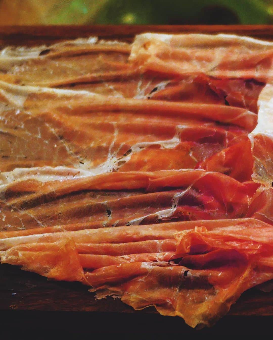 樋口正樹さんのインスタグラム写真 - (樋口正樹Instagram)「Saffron risotto with Prosciutto & Burrata . お昼はミラノリゾットに パルミなんちゃらをふり、 ブッラータを崩してのせ、 パルマハムをふんわりと。 ほんとに美味しいひと皿。 ﻿﻿. 今日のパルマハムですが 昨晩お邪魔させて頂いた サルメリア６９さんでの 極薄スライスした上質な ３０ヶ月熟成サンニコラ、 美味しいパルマハムです。 @salumeria69 @parmaham.jp . 写真の２枚目以降からは、 昨晩にお伺いして食べた サルメリア６９での様子。 最寄りの駅は成城学園前、 多くの有名人が住む街ね。 . ここの店主の新町さんは パルマハムの協会による 選ばれしスペシャリスト。 魅力を語り、熟練の腕で 最良の提供で味わえます。 帽子のウィザード感も◎。 . このお店とても遊び心が 満載のガッチャガチャで それはワクワクの演出で、 すべては美しく美味しく 最高な生ハムを切る為に 考えられてるアトリエで、 複数台の高価で高性能な スライサーを中心にした こだわりがギュギュギュ。 . 極めて薄くカットされた 上質なパルマハムは最高。 微風で舞いそうな薄さは 風味と口溶けはもう格別。 合わせたランブルスコも とにかく美味しくて感謝、 グラッチェ、グラッチェ！ . ちなみに１枚目の写真の 雑誌はちょいっと古めの エスクァイア日本語版で 生ハムとチーズの特集号。 予習復習で読んでた一冊。 昔のエスクァイアが好き。 . . #サルメリア69 #パルマハム #パルマハムスペシャリスト #パルマハム協会 #生ハム #リゾット #ブッラータ #パルミジャーノレッジャーノ #ミラノ風リゾット #世界三大ハム #salumeria69 #ProsciuttodiParma #Prosciutto #risottoallamilanese #burrata #topitalianfood」10月21日 12時54分 - higuccini